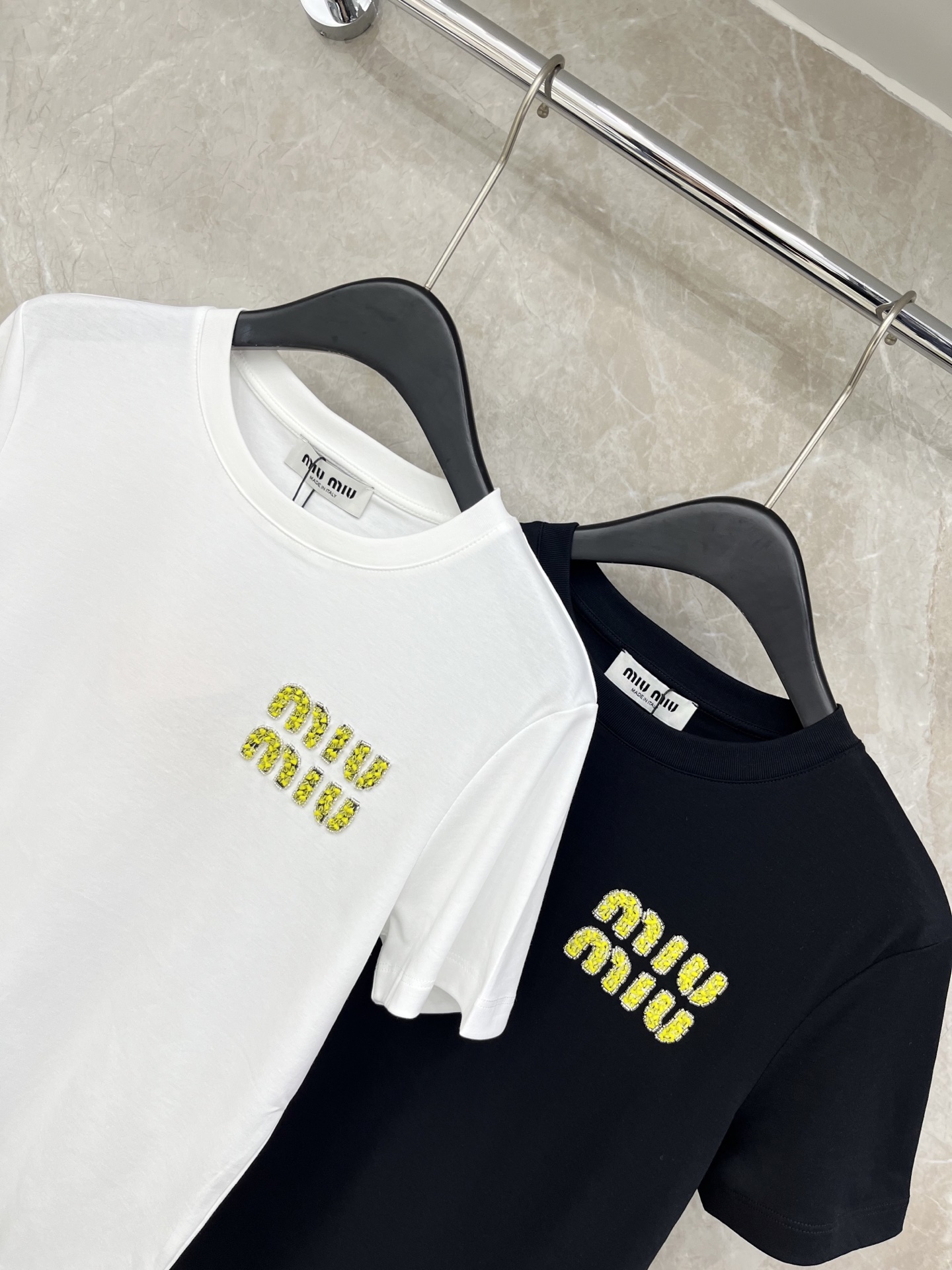 🛒𝐍𝐄𝐖 · 𝟐𝟎𝟐6/爆款现货原单品质 Miu *｜26新品订珠短袖T恤精致宽松版型上身巨显瘦！定制最