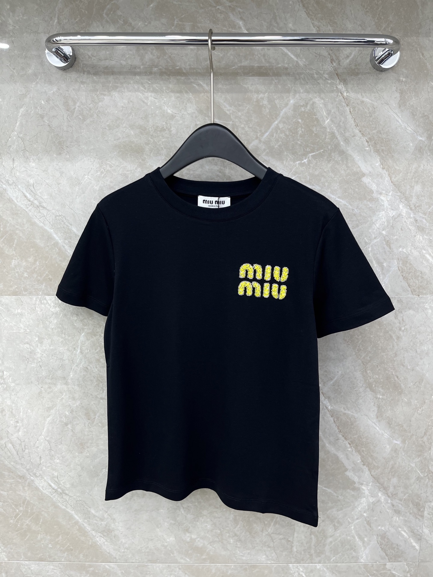 🛒𝐍𝐄𝐖 · 𝟐𝟎𝟐6/爆款现货原单品质 Miu *｜26新品订珠短袖T恤精致宽松版型上身巨显瘦！定制最