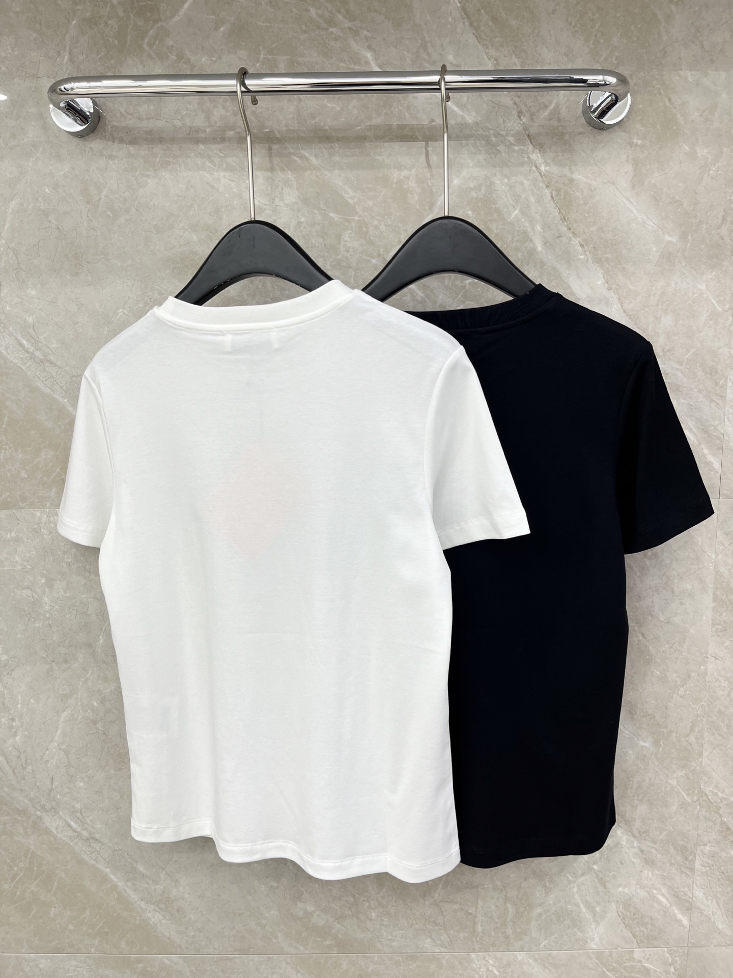 🛒𝐍𝐄𝐖 · 𝟐𝟎𝟐6/爆款现货原单品质 Miu *｜26新品订珠短袖T恤精致宽松版型上身巨显瘦！定制最