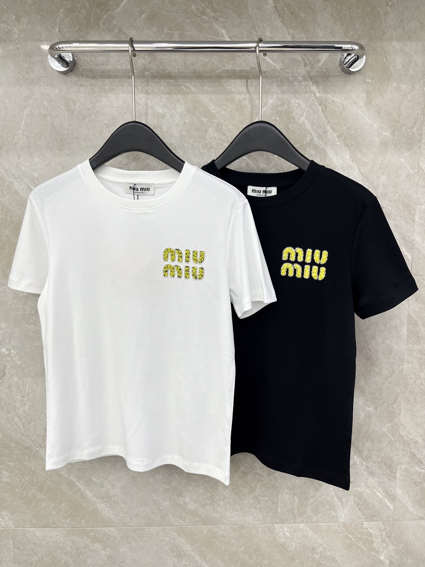 🛒𝐍𝐄𝐖 · 𝟐𝟎𝟐6/爆款现货原单品质 Miu *｜26新品订珠短袖T恤精致宽松版型上身巨显瘦！定制最