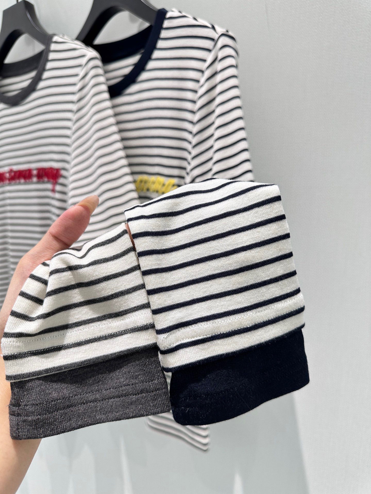 🛒𝐍𝐄𝐖 · 𝟐𝟎𝟐6/爆款现货设计师 原创｜2026新款撞色植绒天丝羊毛条纹打底衫云感舒适的系列！上身