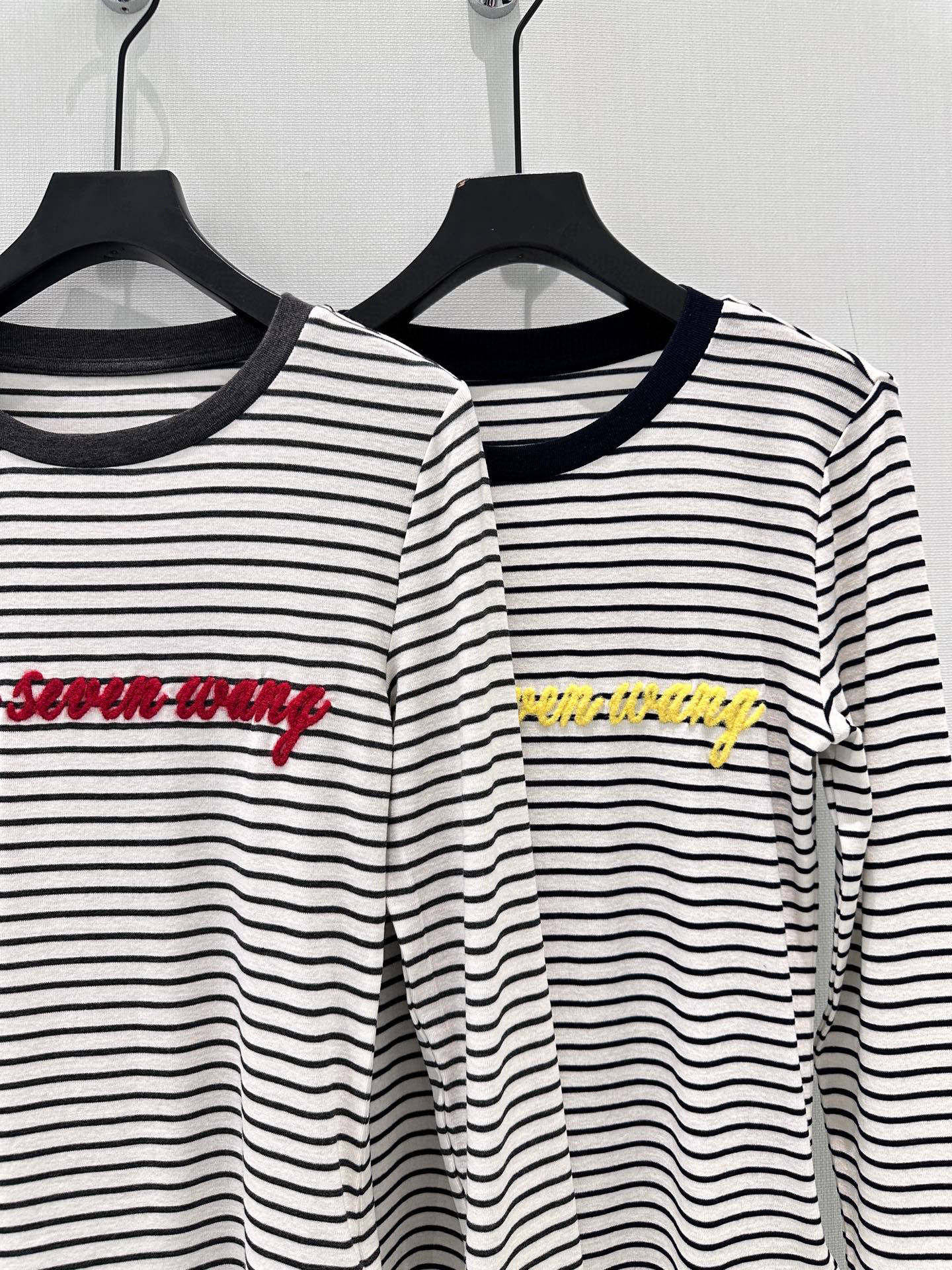 🛒𝐍𝐄𝐖 · 𝟐𝟎𝟐6/爆款现货设计师 原创｜2026新款撞色植绒天丝羊毛条纹打底衫云感舒适的系列！上身