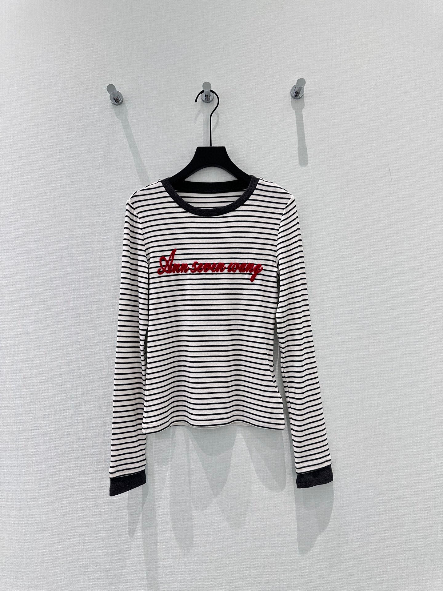 🛒𝐍𝐄𝐖 · 𝟐𝟎𝟐6/爆款现货设计师 原创｜2026新款撞色植绒天丝羊毛条纹打底衫云感舒适的系列！上身