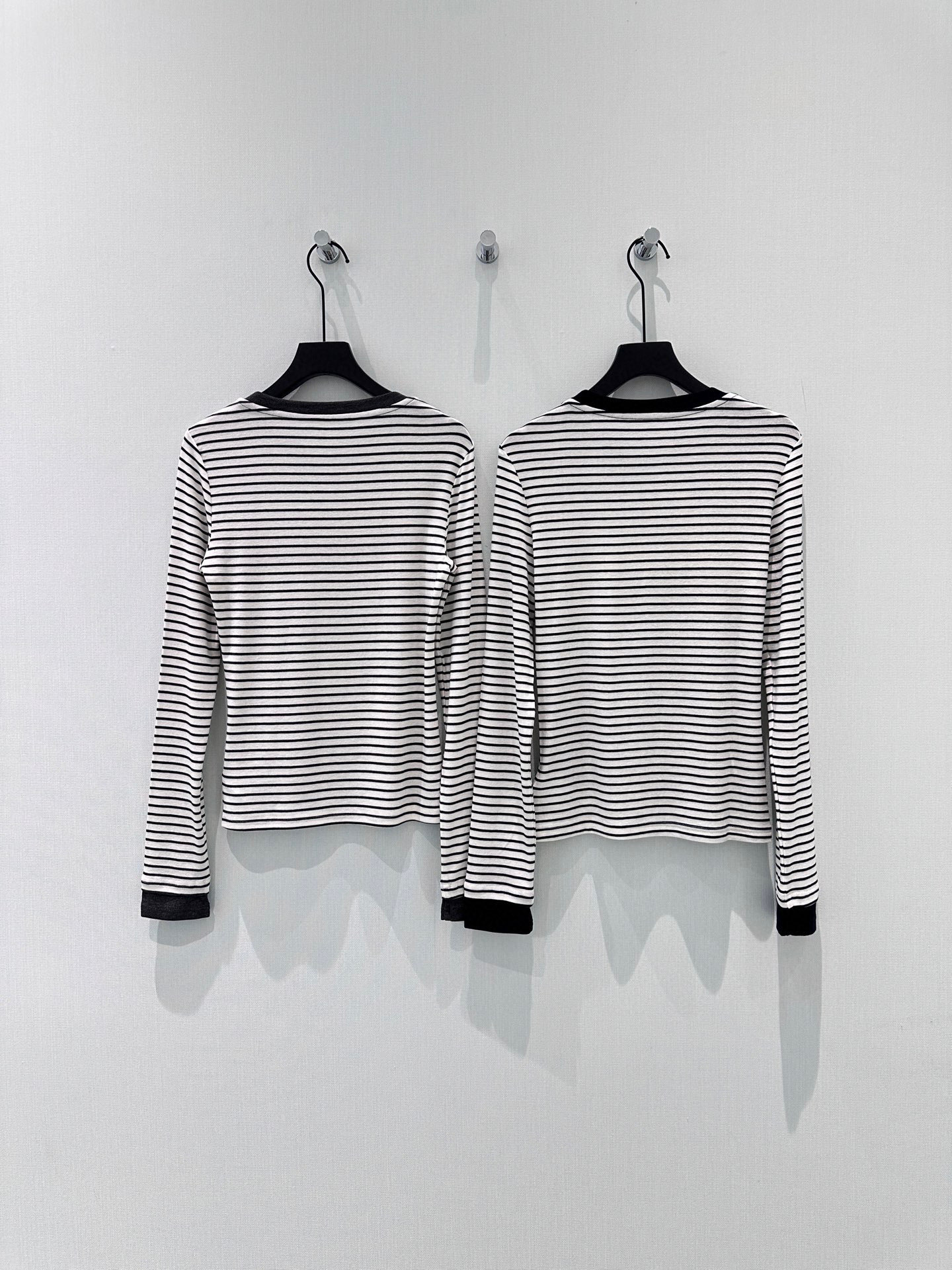 🛒𝐍𝐄𝐖 · 𝟐𝟎𝟐6/爆款现货设计师 原创｜2026新款撞色植绒天丝羊毛条纹打底衫云感舒适的系列！上身