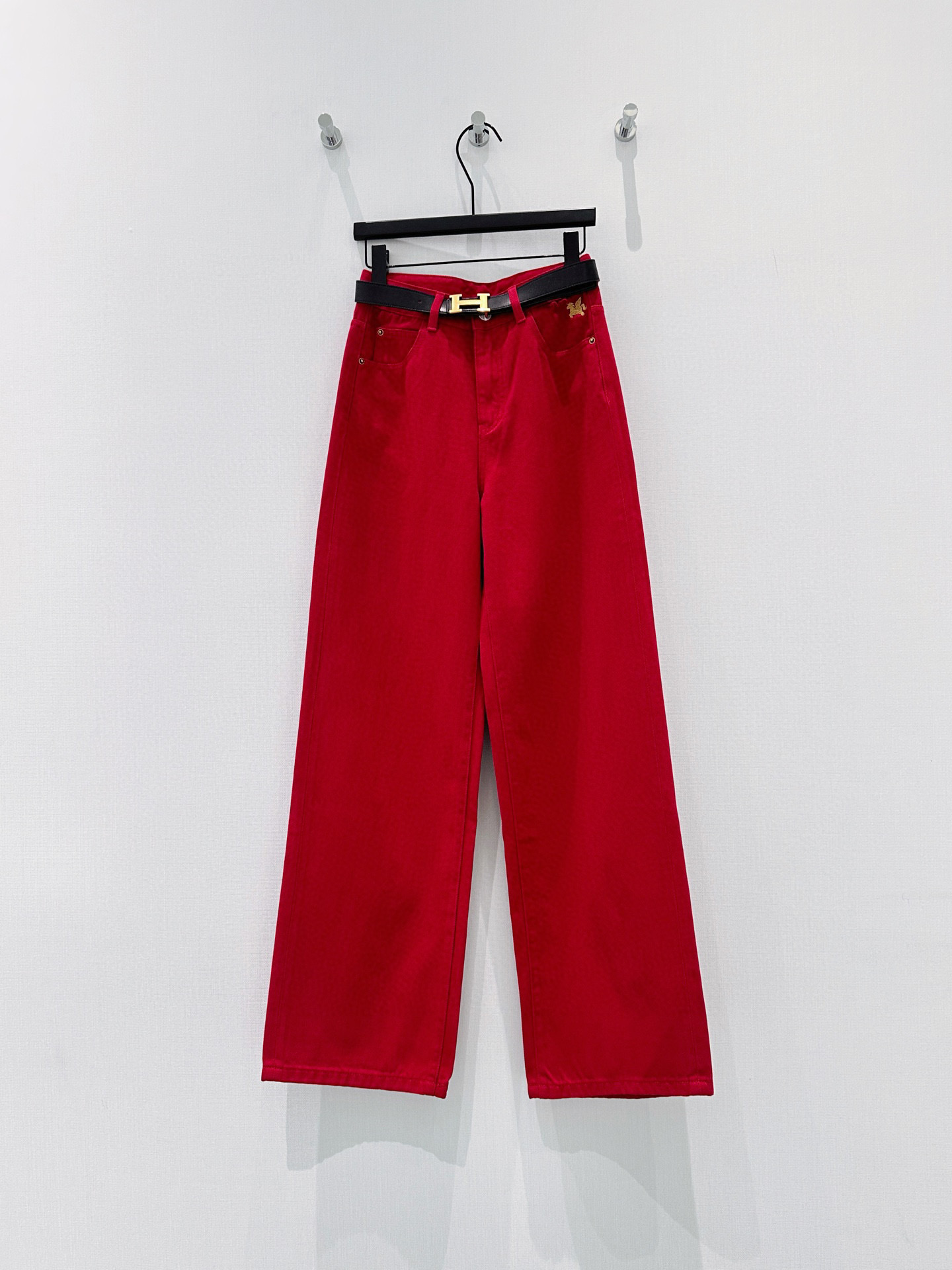 🛒𝐍𝐄𝐖 · 𝟐𝟎𝟐6/爆款现货【早春新款】原创｜女神同款刺绣牛仔裤 这款牛仔裤选用优质面料，工艺洗水，