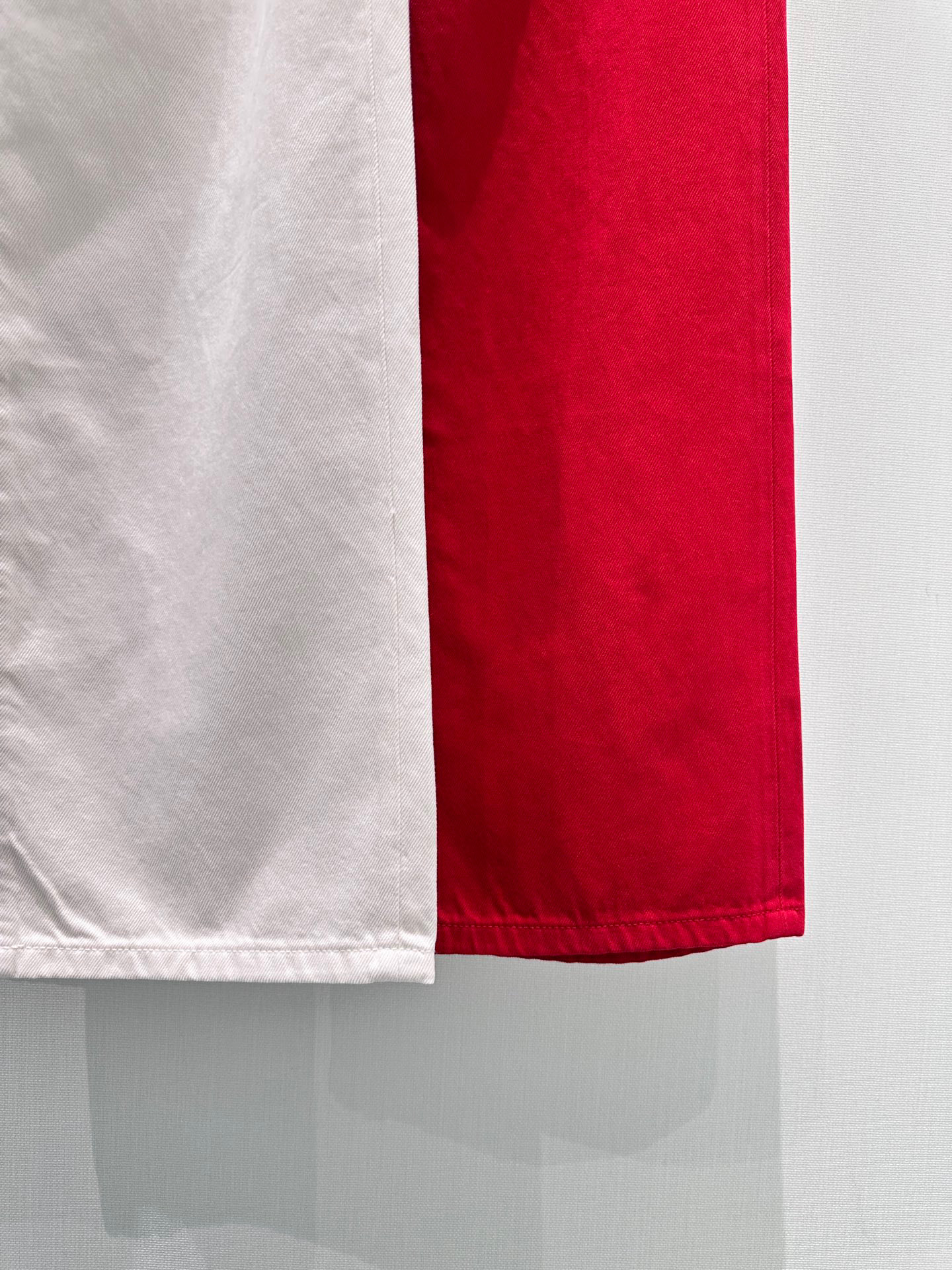 🛒𝐍𝐄𝐖 · 𝟐𝟎𝟐6/爆款现货【早春新款】原创｜女神同款刺绣牛仔裤 这款牛仔裤选用优质面料，工艺洗水，