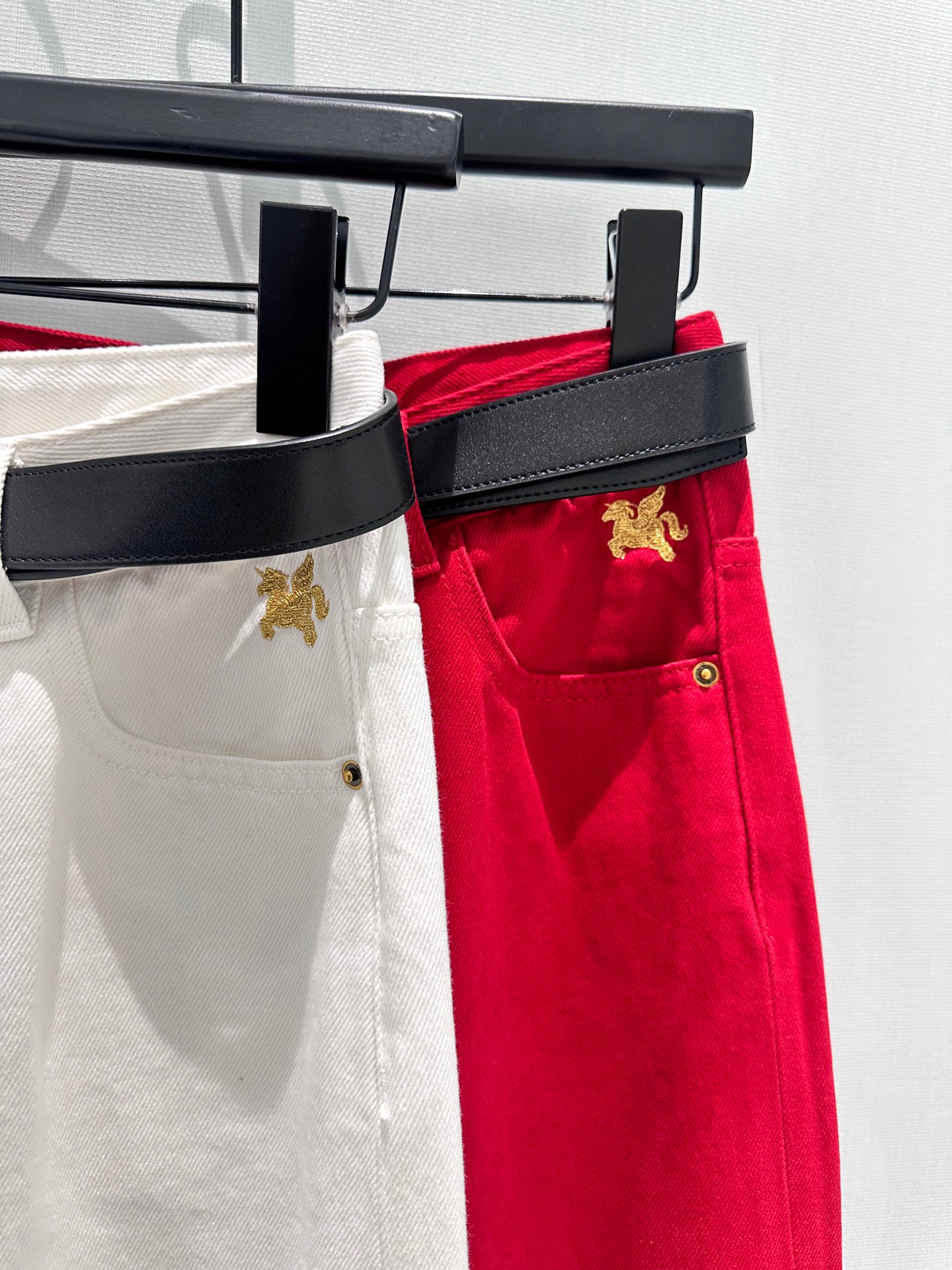 🛒𝐍𝐄𝐖 · 𝟐𝟎𝟐6/爆款现货【早春新款】原创｜女神同款刺绣牛仔裤 这款牛仔裤选用优质面料，工艺洗水，