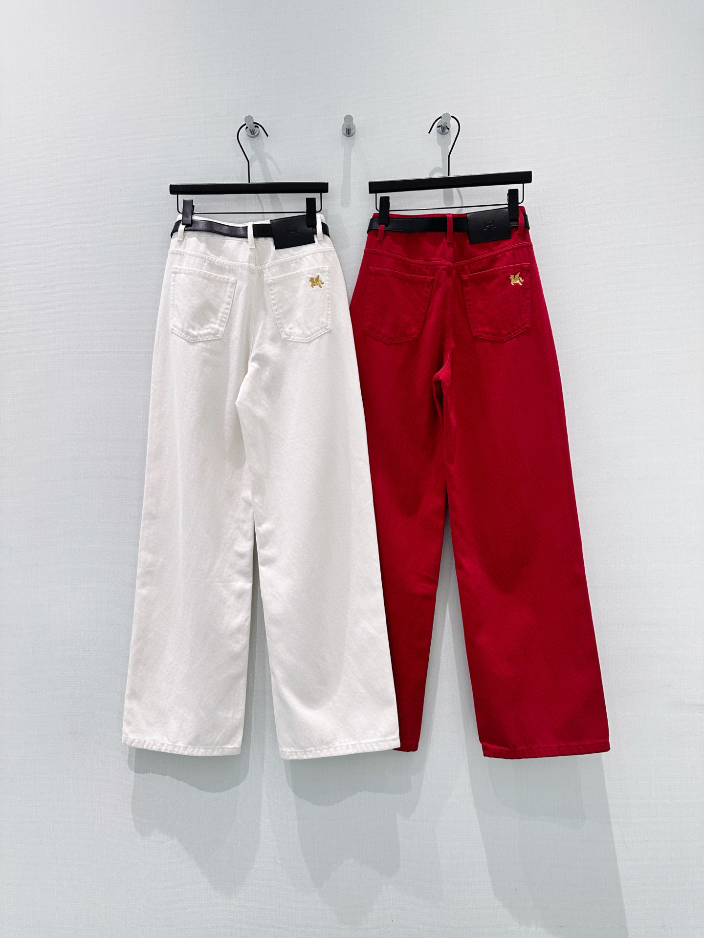 🛒𝐍𝐄𝐖 · 𝟐𝟎𝟐6/爆款现货【早春新款】原创｜女神同款刺绣牛仔裤 这款牛仔裤选用优质面料，工艺洗水，