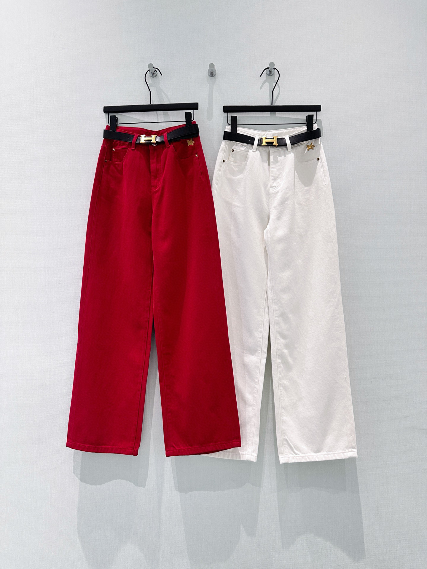 🛒𝐍𝐄𝐖 · 𝟐𝟎𝟐6/爆款现货【早春新款】原创｜女神同款刺绣牛仔裤 这款牛仔裤选用优质面料，工艺洗水，