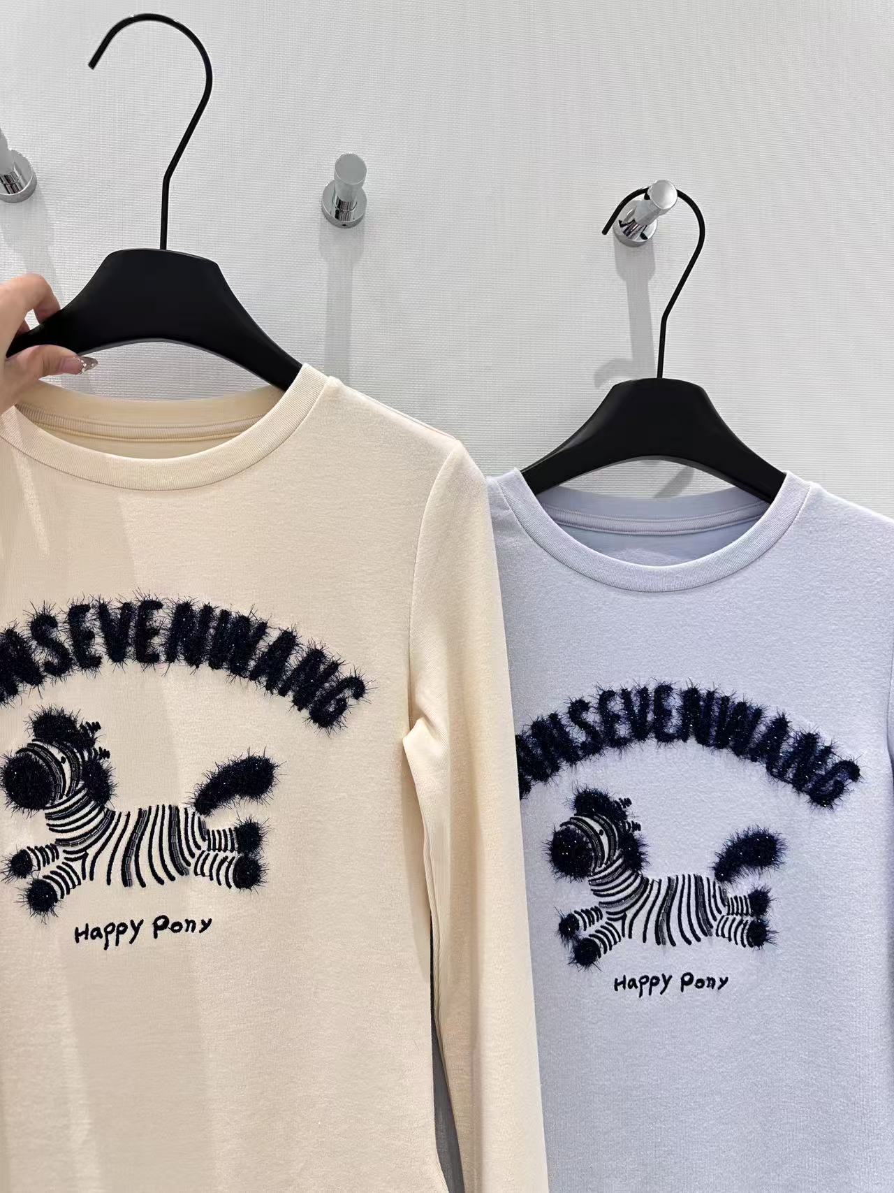 🛒𝐍𝐄𝐖 · 𝟐𝟎𝟐6/爆款现货设计师 原创｜2026新款撞色植绒天打底衫云感舒适的系列！上身的触感谁穿