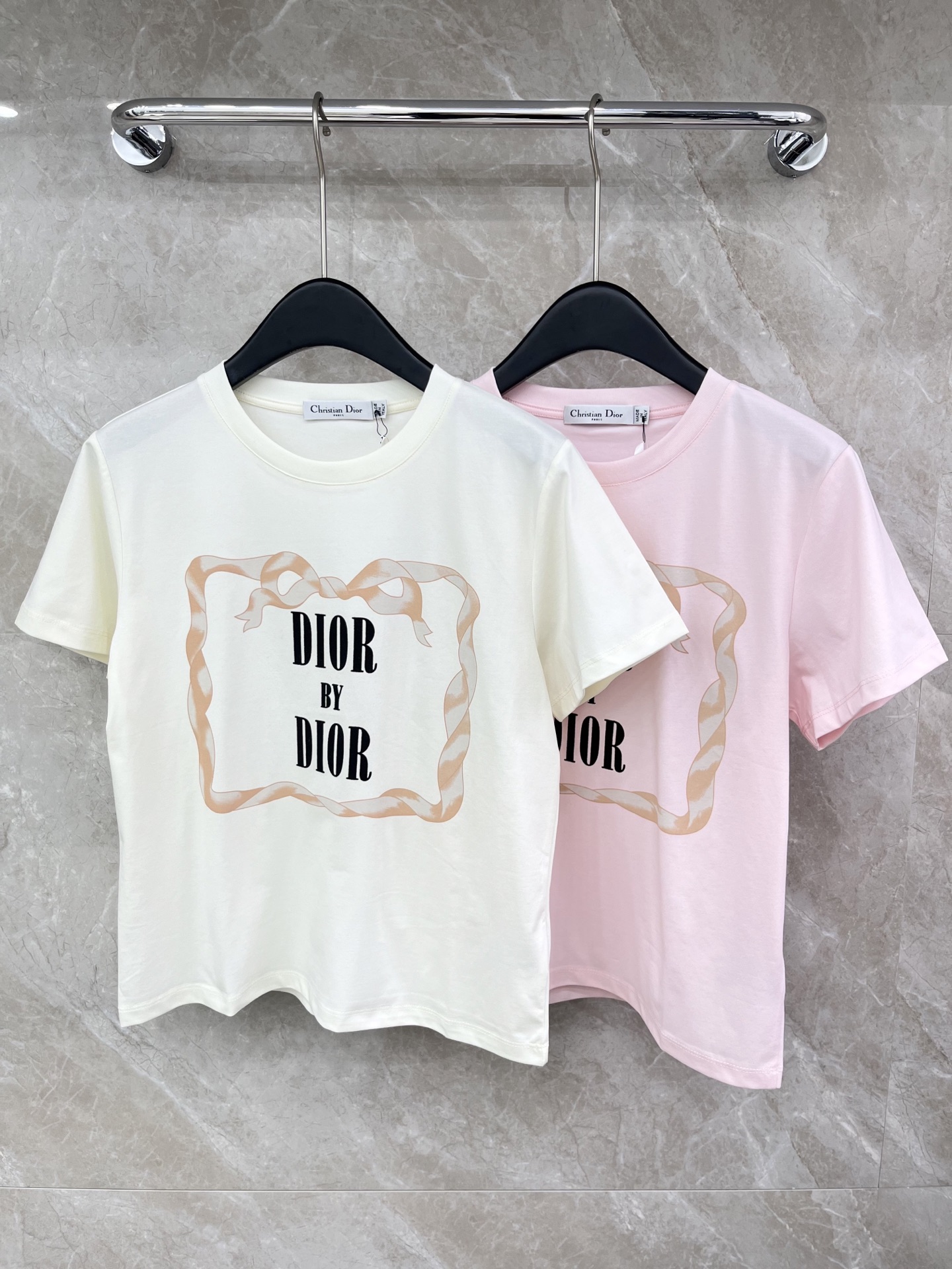 🛒𝐍𝐄𝐖 · 𝟐𝟎𝟐6/爆款现货原单品质 Dio*｜26新品植绒短袖T恤精致宽松版型上身巨显瘦！定制最新