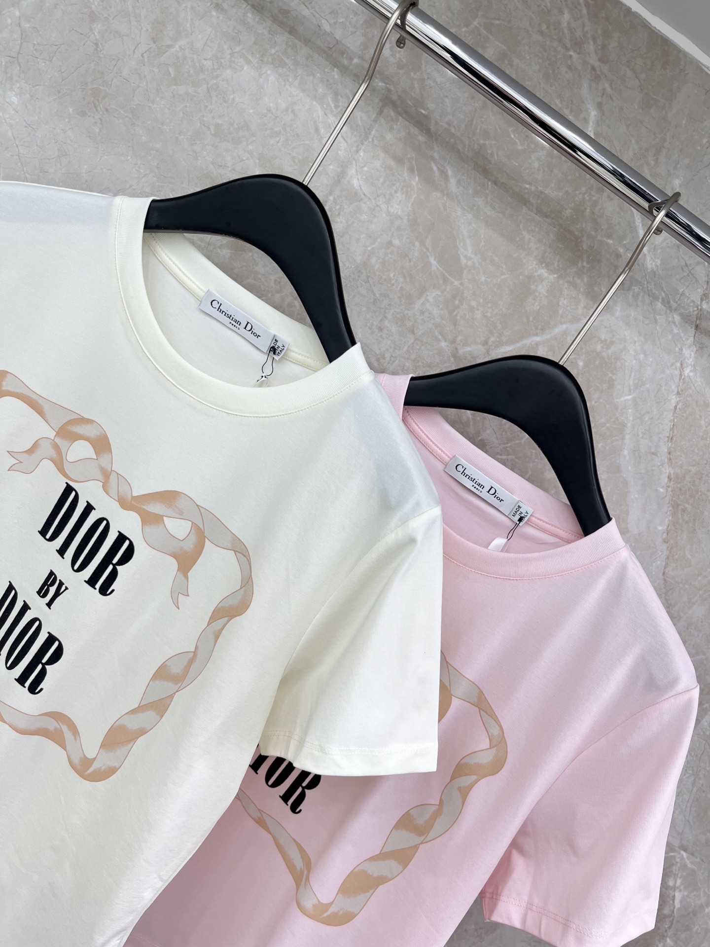 🛒𝐍𝐄𝐖 · 𝟐𝟎𝟐6/爆款现货原单品质 Dio*｜26新品植绒短袖T恤精致宽松版型上身巨显瘦！定制最新