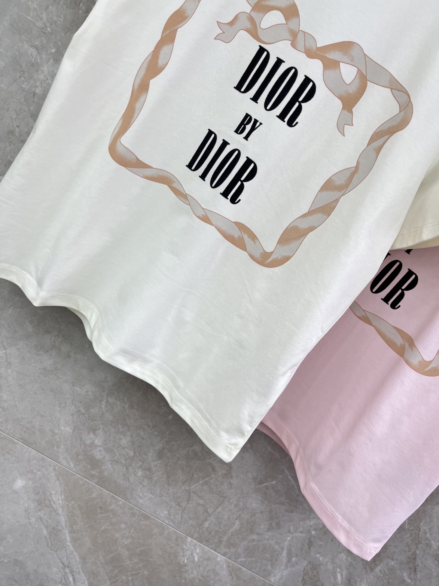 🛒𝐍𝐄𝐖 · 𝟐𝟎𝟐6/爆款现货原单品质 Dio*｜26新品植绒短袖T恤精致宽松版型上身巨显瘦！定制最新