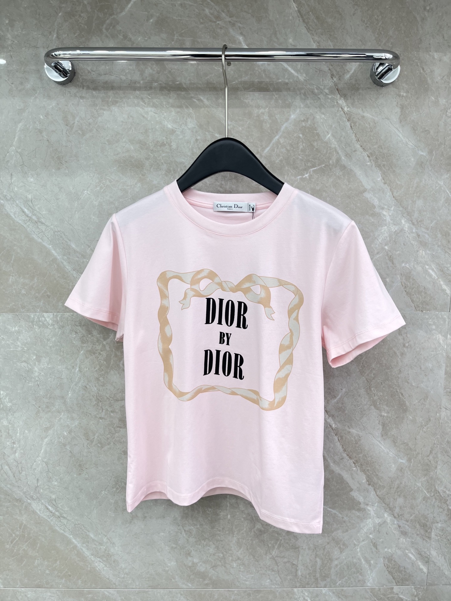 🛒𝐍𝐄𝐖 · 𝟐𝟎𝟐6/爆款现货原单品质 Dio*｜26新品植绒短袖T恤精致宽松版型上身巨显瘦！定制最新