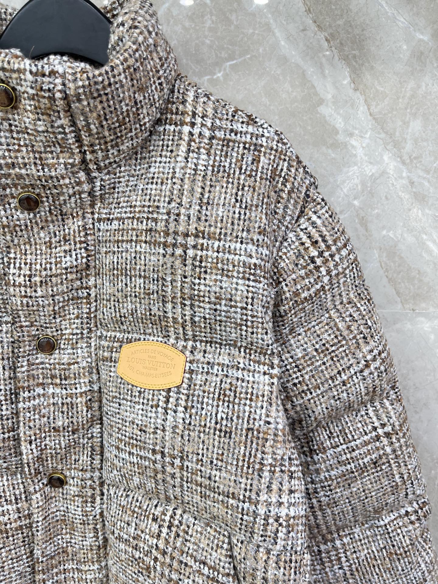 🛒𝐍𝐄𝐖 · 𝟐𝟎𝟐5/爆款现货原单品质 Lv｜25秋冬立领粗花呢棉服外套代购爆款 非常实用经典的单品保