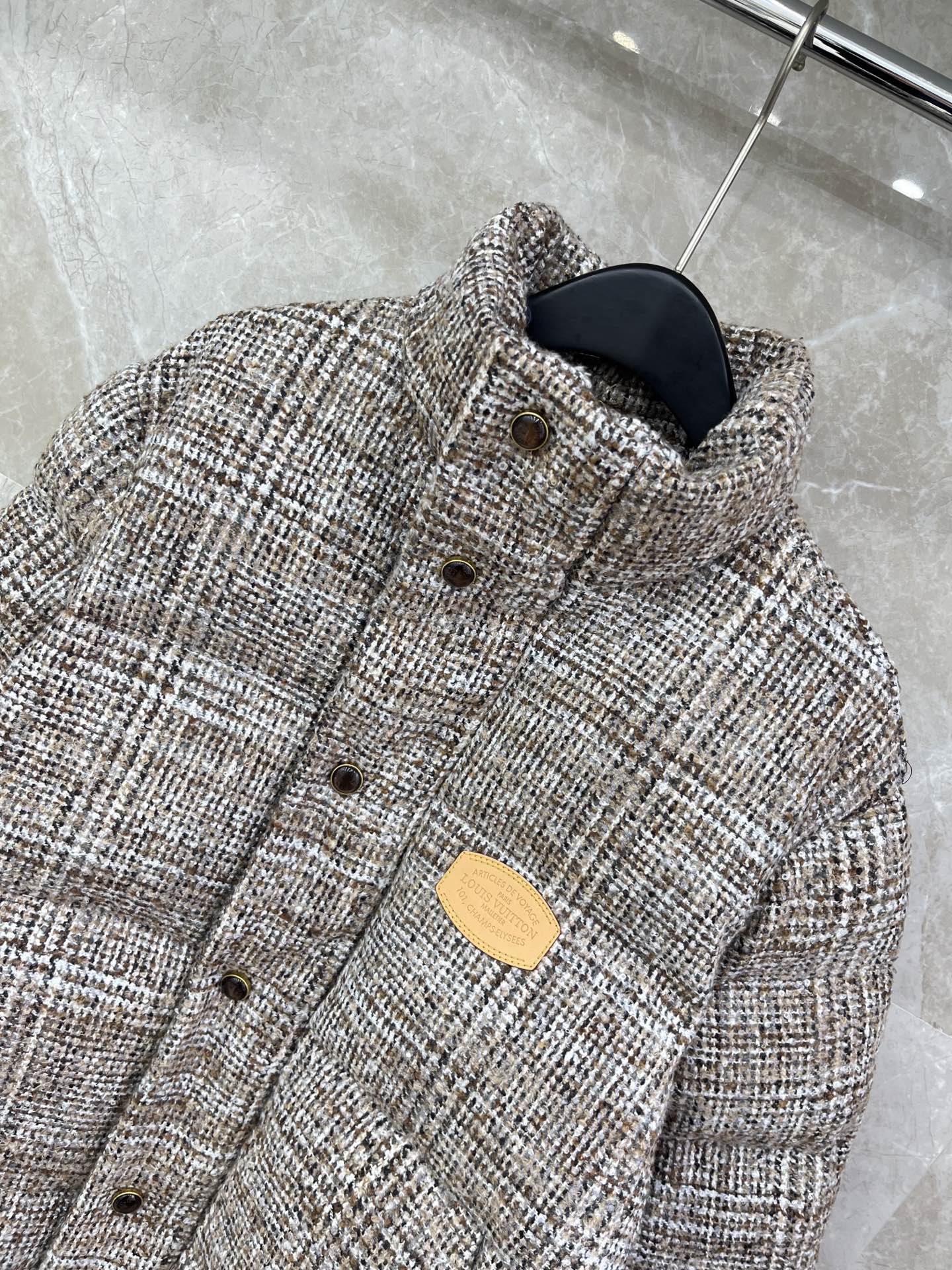 🛒𝐍𝐄𝐖 · 𝟐𝟎𝟐5/爆款现货原单品质 Lv｜25秋冬立领粗花呢棉服外套代购爆款 非常实用经典的单品保