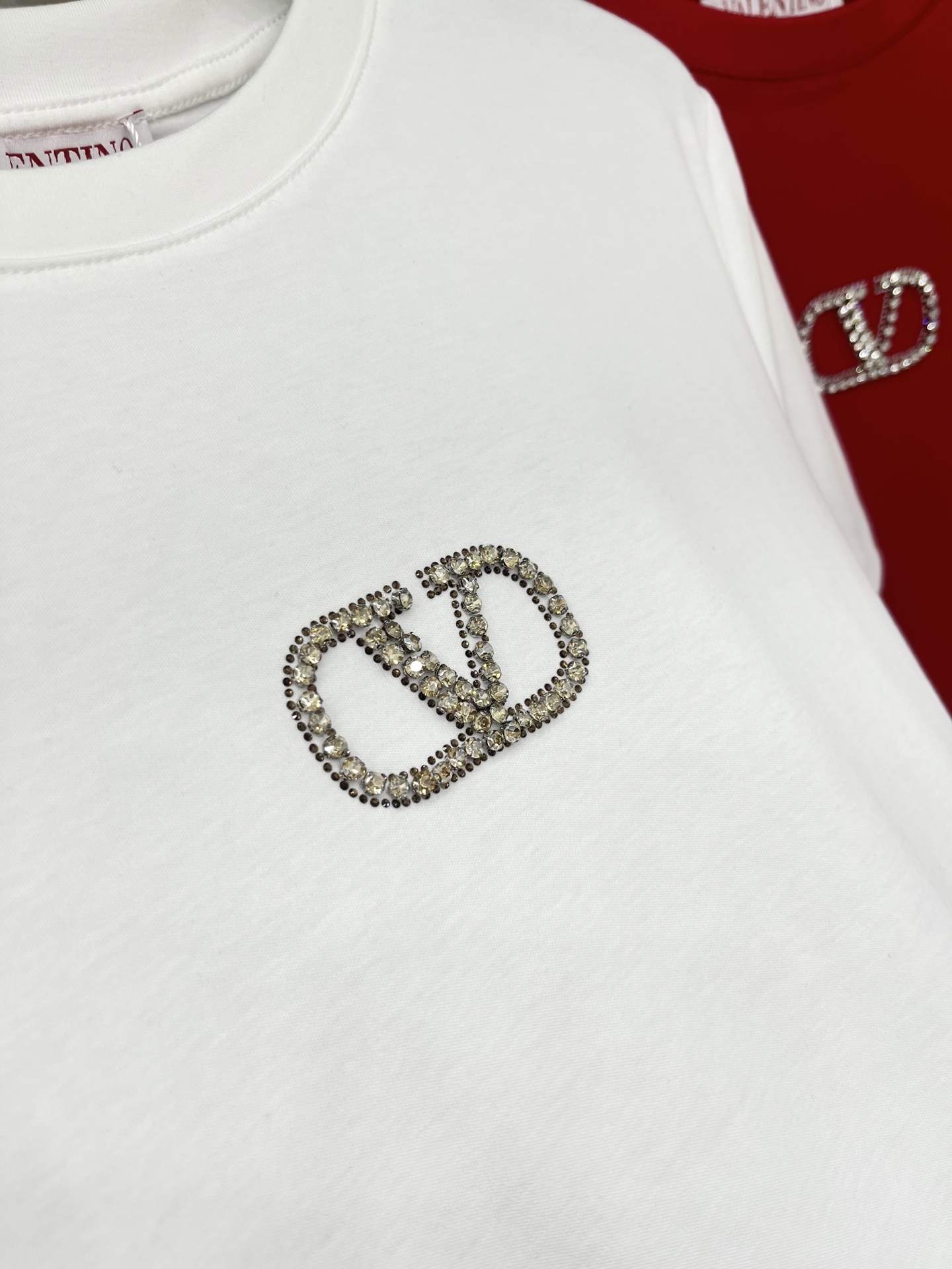 🛒𝐍𝐄𝐖 · 𝟐𝟎𝟐6/爆款现货原单品质 Valen *｜精致订钻短袖T恤高订面料 亲肤透气舒适标志性字