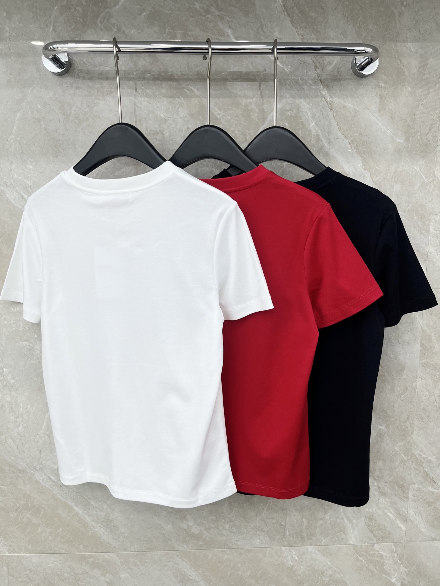 🛒𝐍𝐄𝐖 · 𝟐𝟎𝟐6/爆款现货原单品质 Valen *｜精致订钻短袖T恤高订面料 亲肤透气舒适标志性字