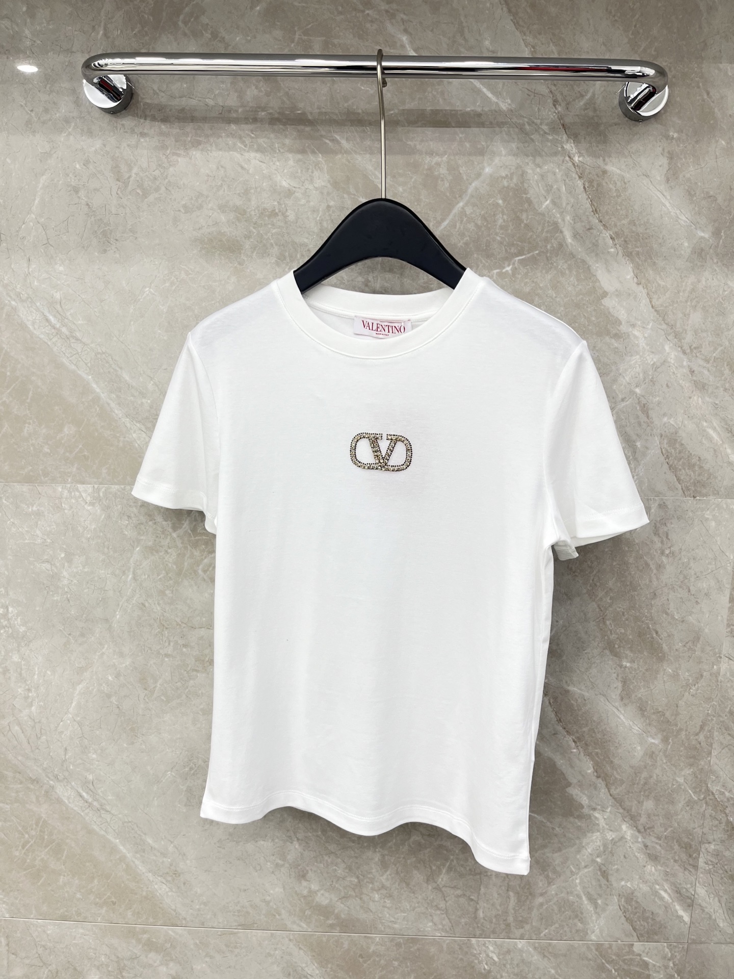 🛒𝐍𝐄𝐖 · 𝟐𝟎𝟐6/爆款现货原单品质 Valen *｜精致订钻短袖T恤高订面料 亲肤透气舒适标志性字