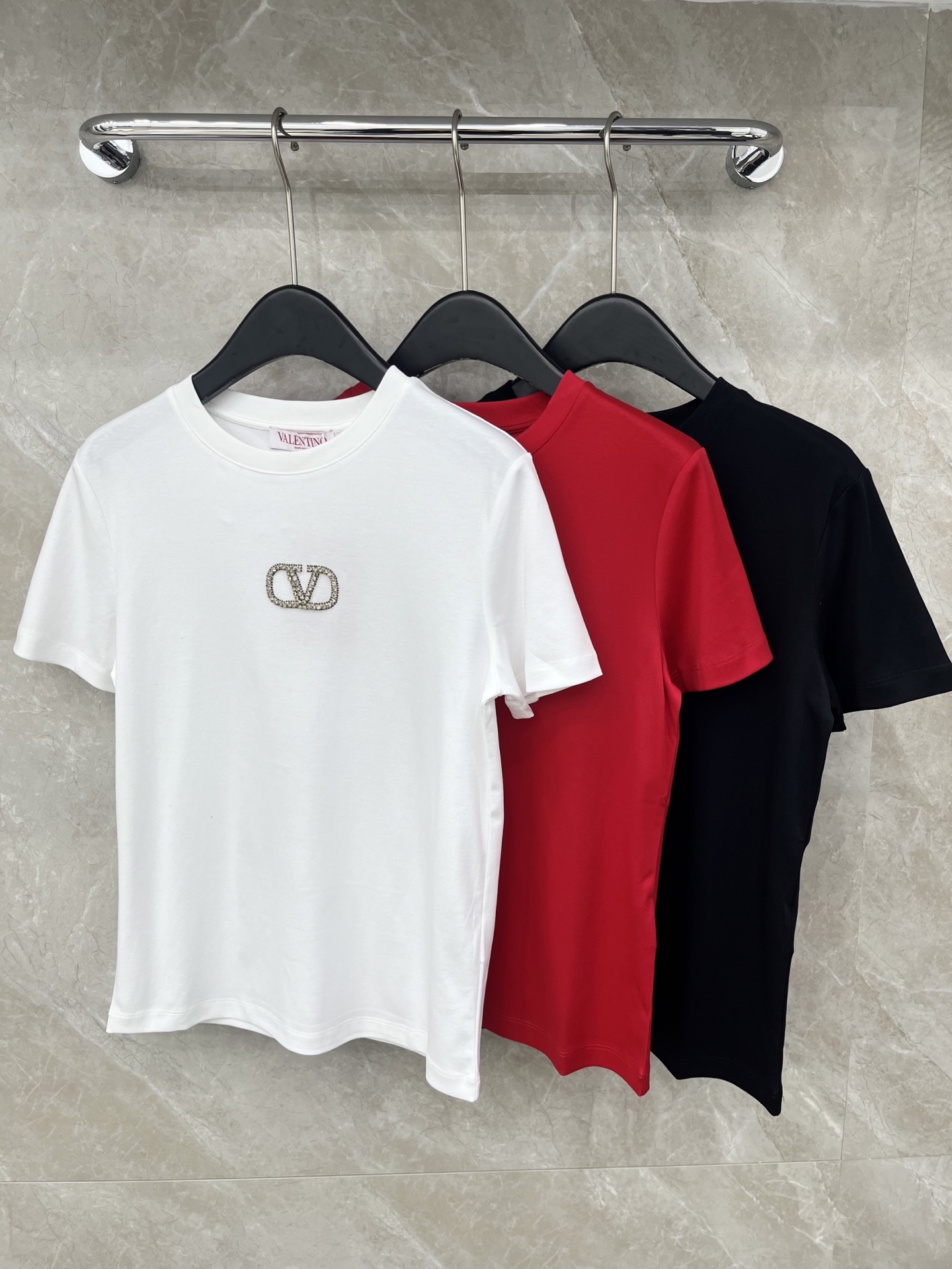 🛒𝐍𝐄𝐖 · 𝟐𝟎𝟐6/爆款现货原单品质 Valen *｜精致订钻短袖T恤高订面料 亲肤透气舒适标志性字