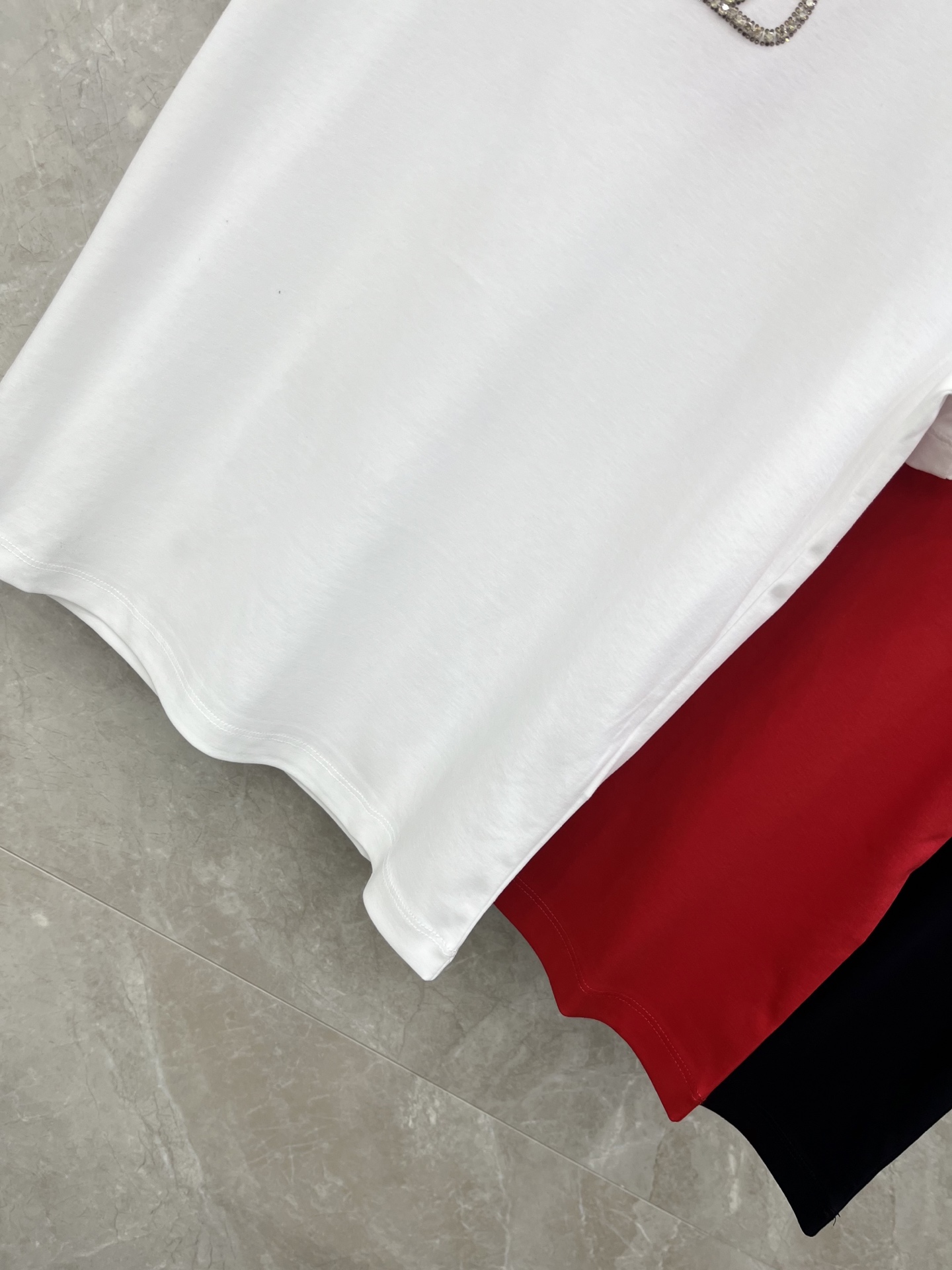 🛒𝐍𝐄𝐖 · 𝟐𝟎𝟐6/爆款现货原单品质 Valen *｜精致订钻短袖T恤高订面料 亲肤透气舒适标志性字