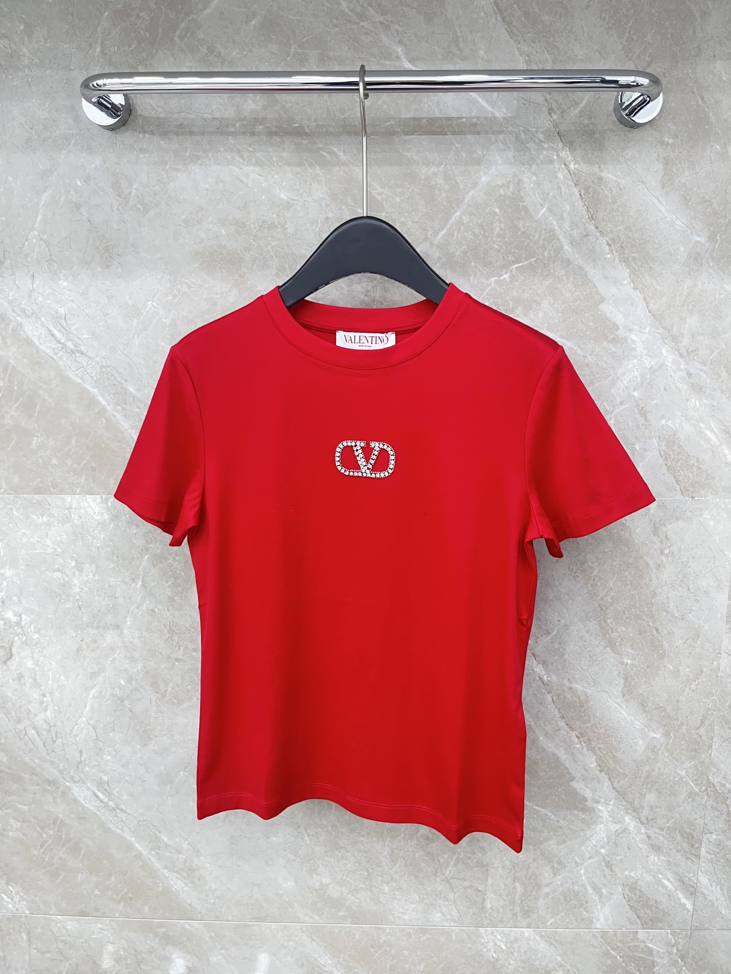 🛒𝐍𝐄𝐖 · 𝟐𝟎𝟐6/爆款现货原单品质 Valen *｜精致订钻短袖T恤高订面料 亲肤透气舒适标志性字