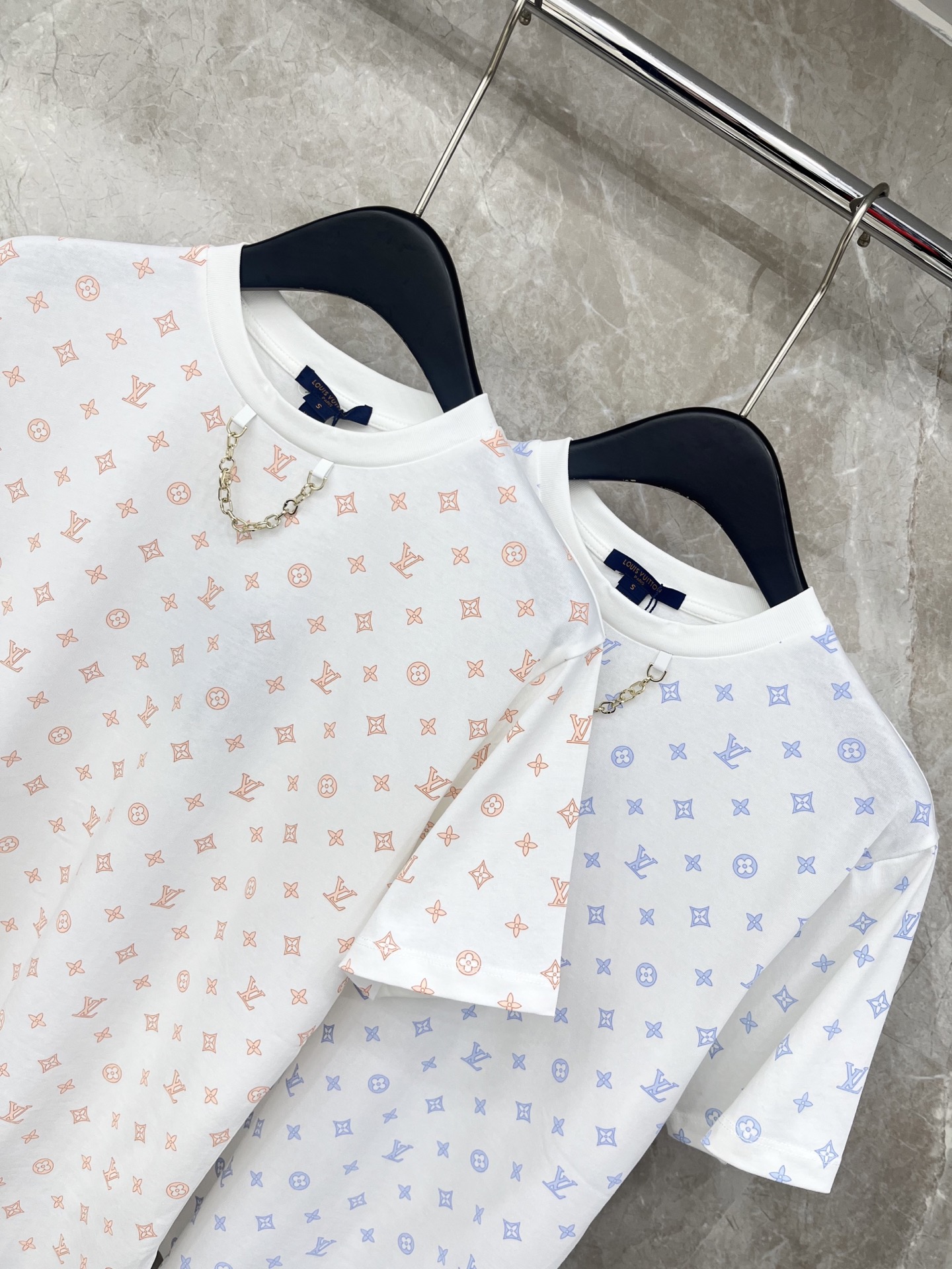 🛒𝐍𝐄𝐖 · 𝟐𝟎𝟐6/爆款现货原单品质 Lv *｜精致印花短袖T恤高订面料 亲肤透气舒适标志性字母图案