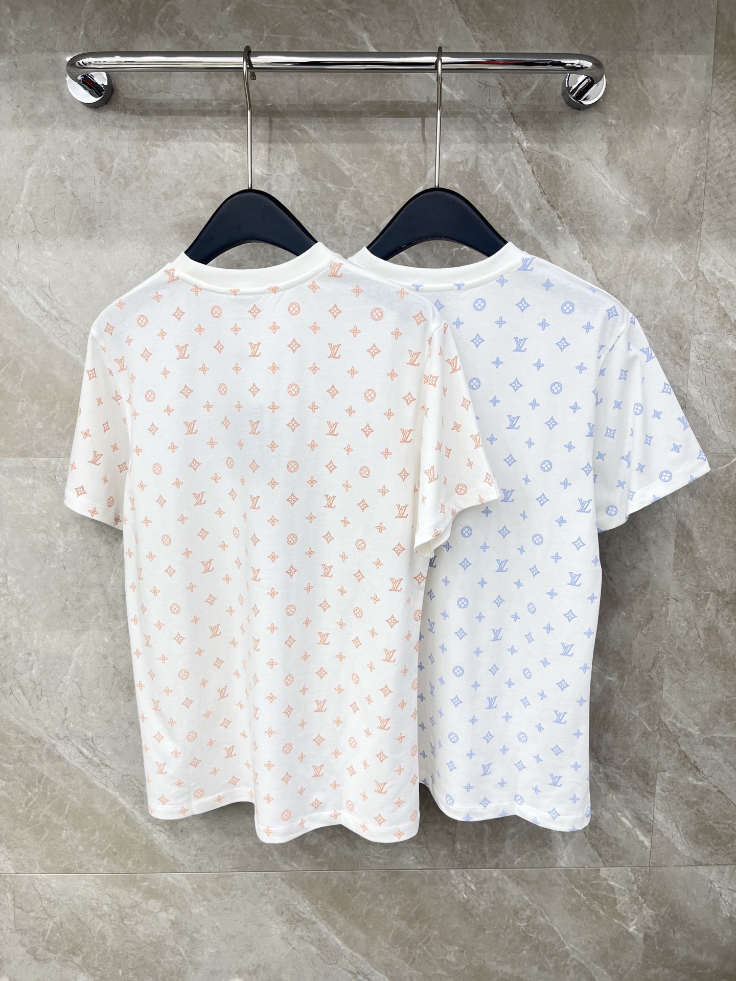 🛒𝐍𝐄𝐖 · 𝟐𝟎𝟐6/爆款现货原单品质 Lv *｜精致印花短袖T恤高订面料 亲肤透气舒适标志性字母图案