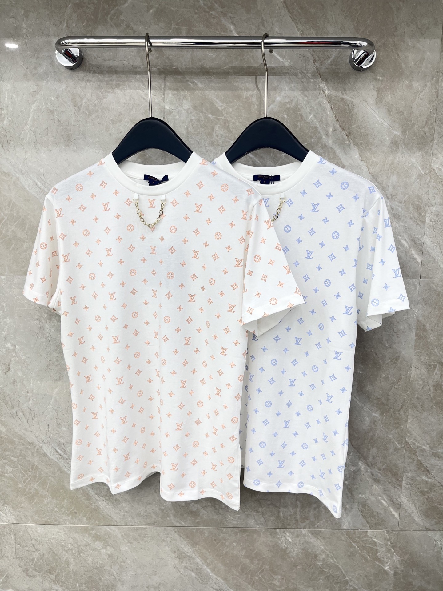 🛒𝐍𝐄𝐖 · 𝟐𝟎𝟐6/爆款现货原单品质 Lv *｜精致印花短袖T恤高订面料 亲肤透气舒适标志性字母图案