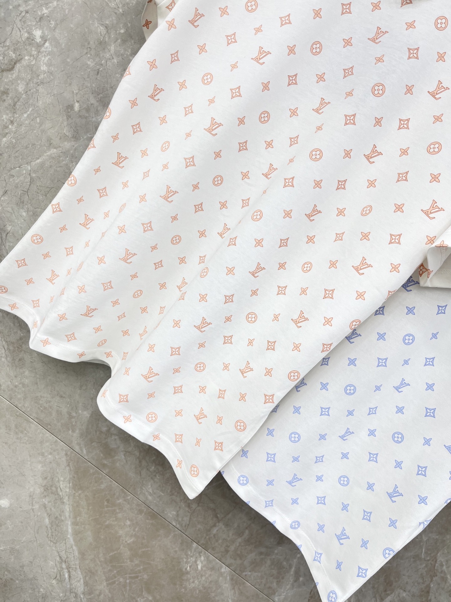 🛒𝐍𝐄𝐖 · 𝟐𝟎𝟐6/爆款现货原单品质 Lv *｜精致印花短袖T恤高订面料 亲肤透气舒适标志性字母图案