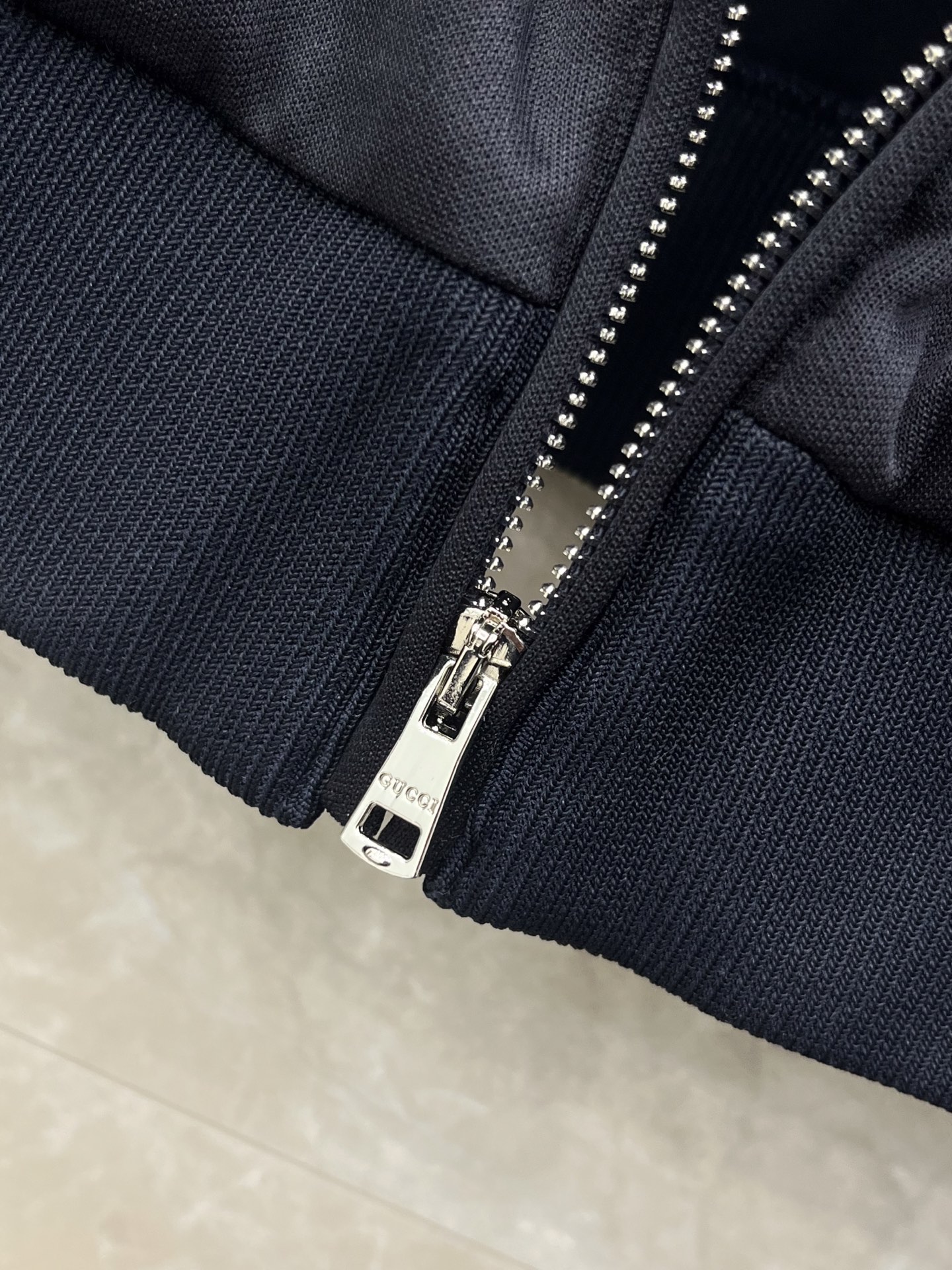 🛒𝐍𝐄𝐖 · 𝟐𝟎𝟐6/爆款现货原单品质 Gucc*｜26早春立领烫钻拉链外套代购爆款 非常实用经典的单