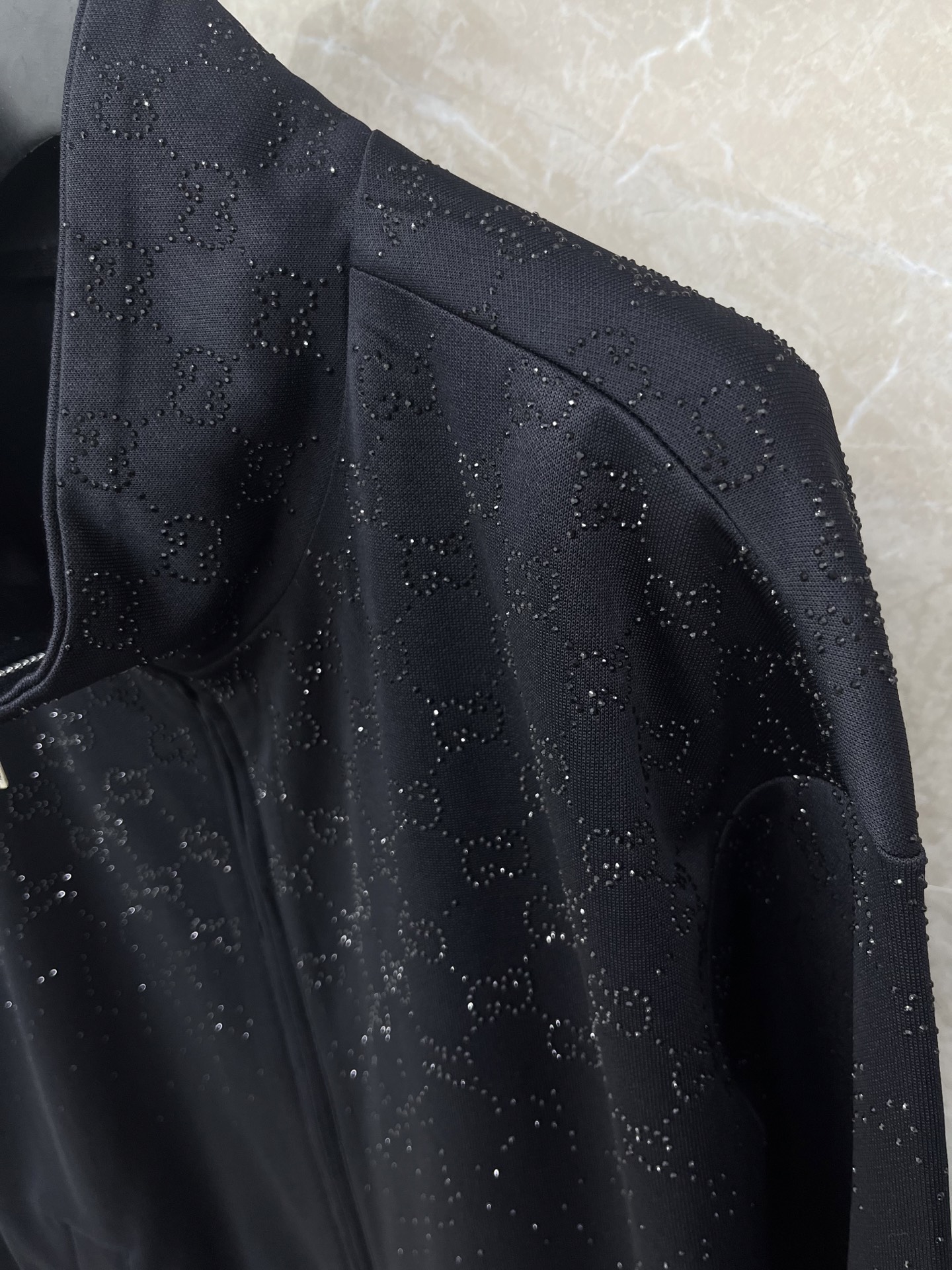 🛒𝐍𝐄𝐖 · 𝟐𝟎𝟐6/爆款现货原单品质 Gucc*｜26早春立领烫钻拉链外套代购爆款 非常实用经典的单