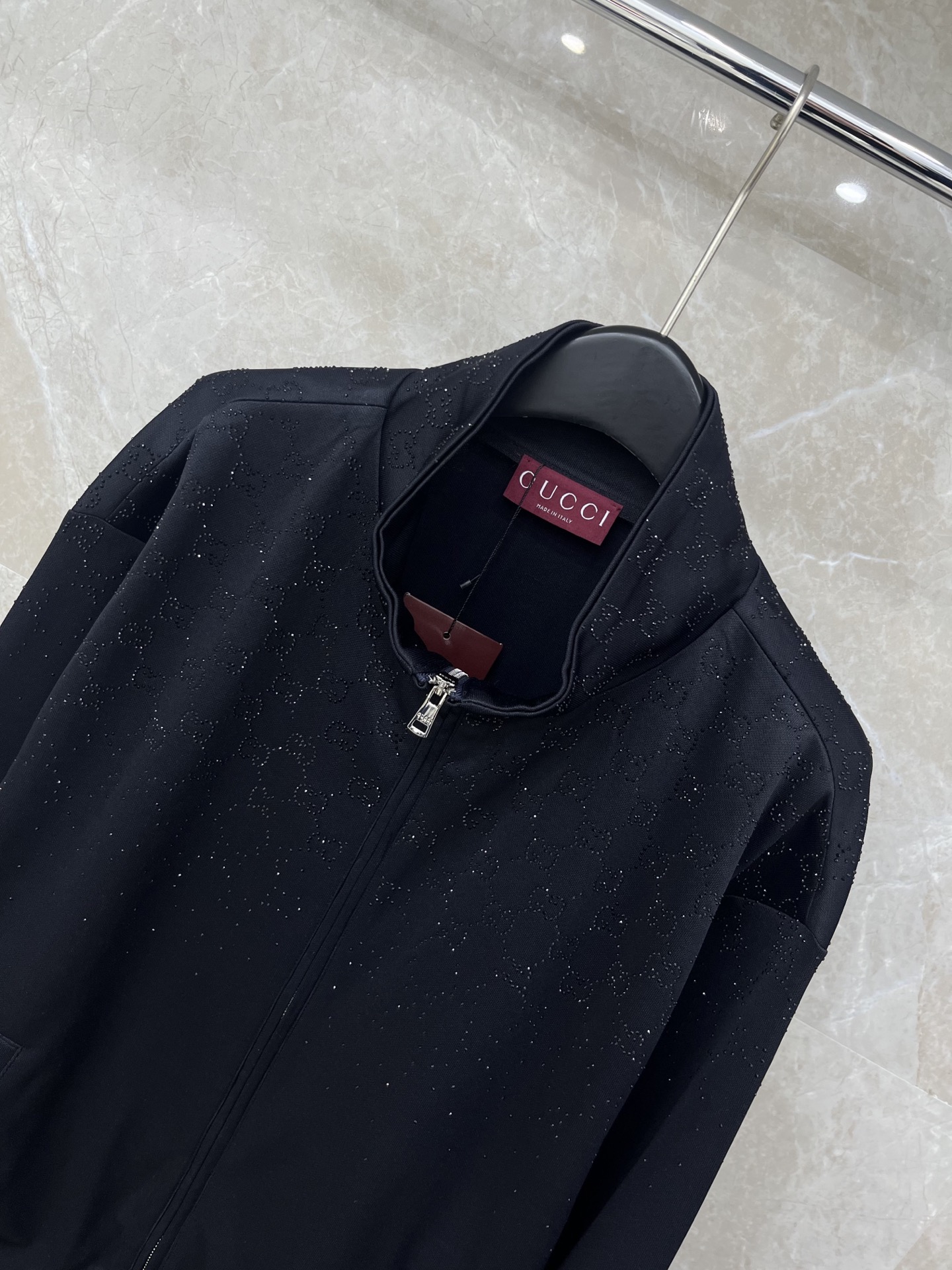 🛒𝐍𝐄𝐖 · 𝟐𝟎𝟐6/爆款现货原单品质 Gucc*｜26早春立领烫钻拉链外套代购爆款 非常实用经典的单