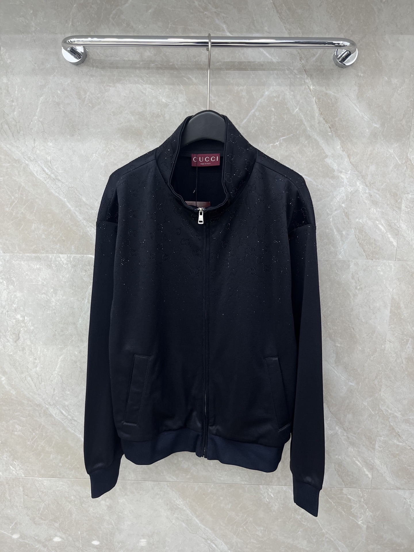 🛒𝐍𝐄𝐖 · 𝟐𝟎𝟐6/爆款现货原单品质 Gucc*｜26早春立领烫钻拉链外套代购爆款 非常实用经典的单