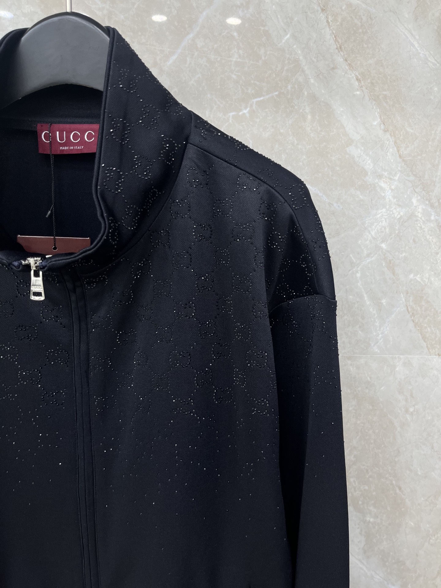 🛒𝐍𝐄𝐖 · 𝟐𝟎𝟐6/爆款现货原单品质 Gucc*｜26早春立领烫钻拉链外套代购爆款 非常实用经典的单