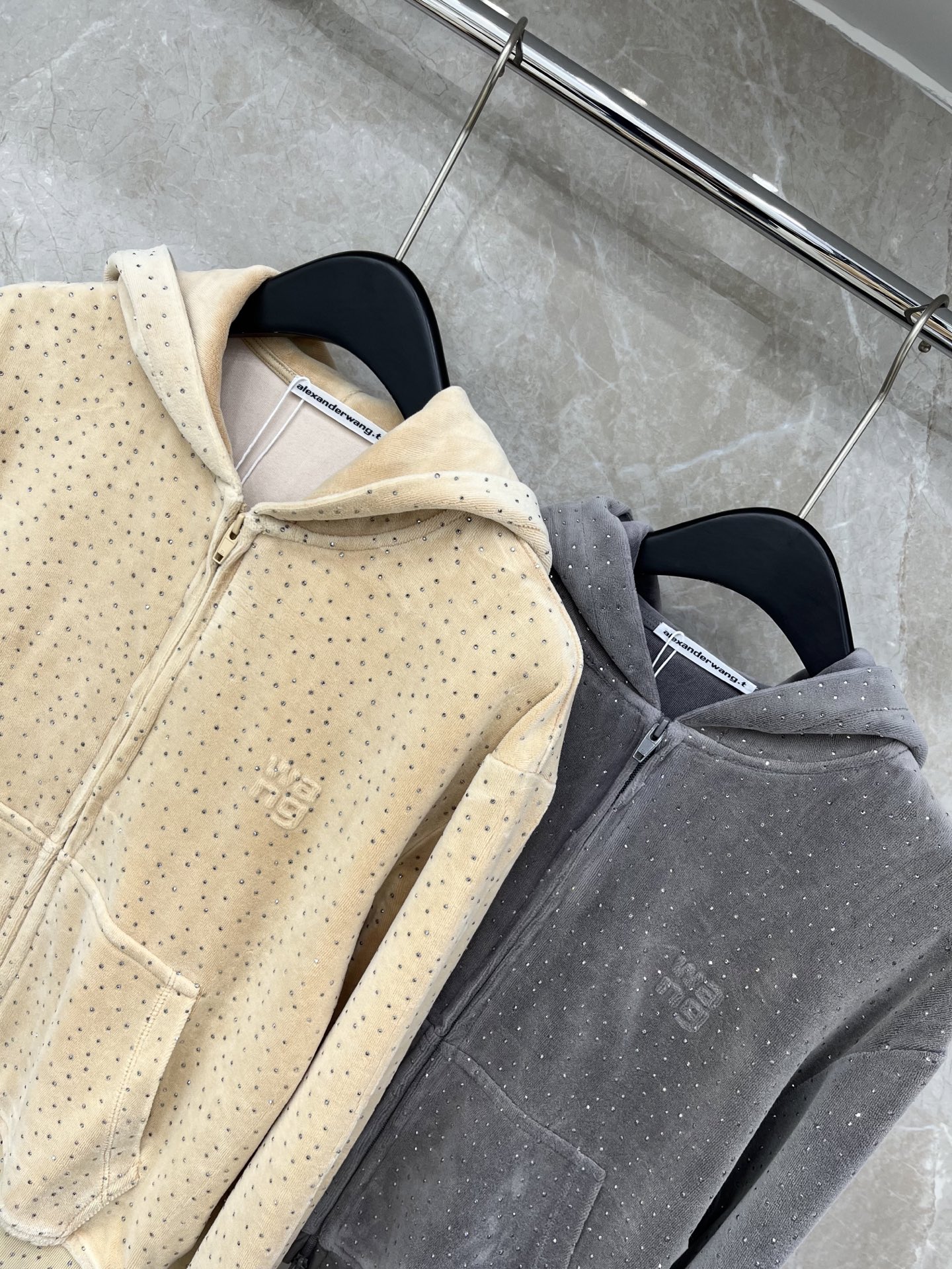 🛒𝐍𝐄𝐖 · 𝟐𝟎𝟐6/爆款现货【原版定制】Alex*｜戴帽双拉链丝绒烫钻外套 系列款精致千金风穿搭 高