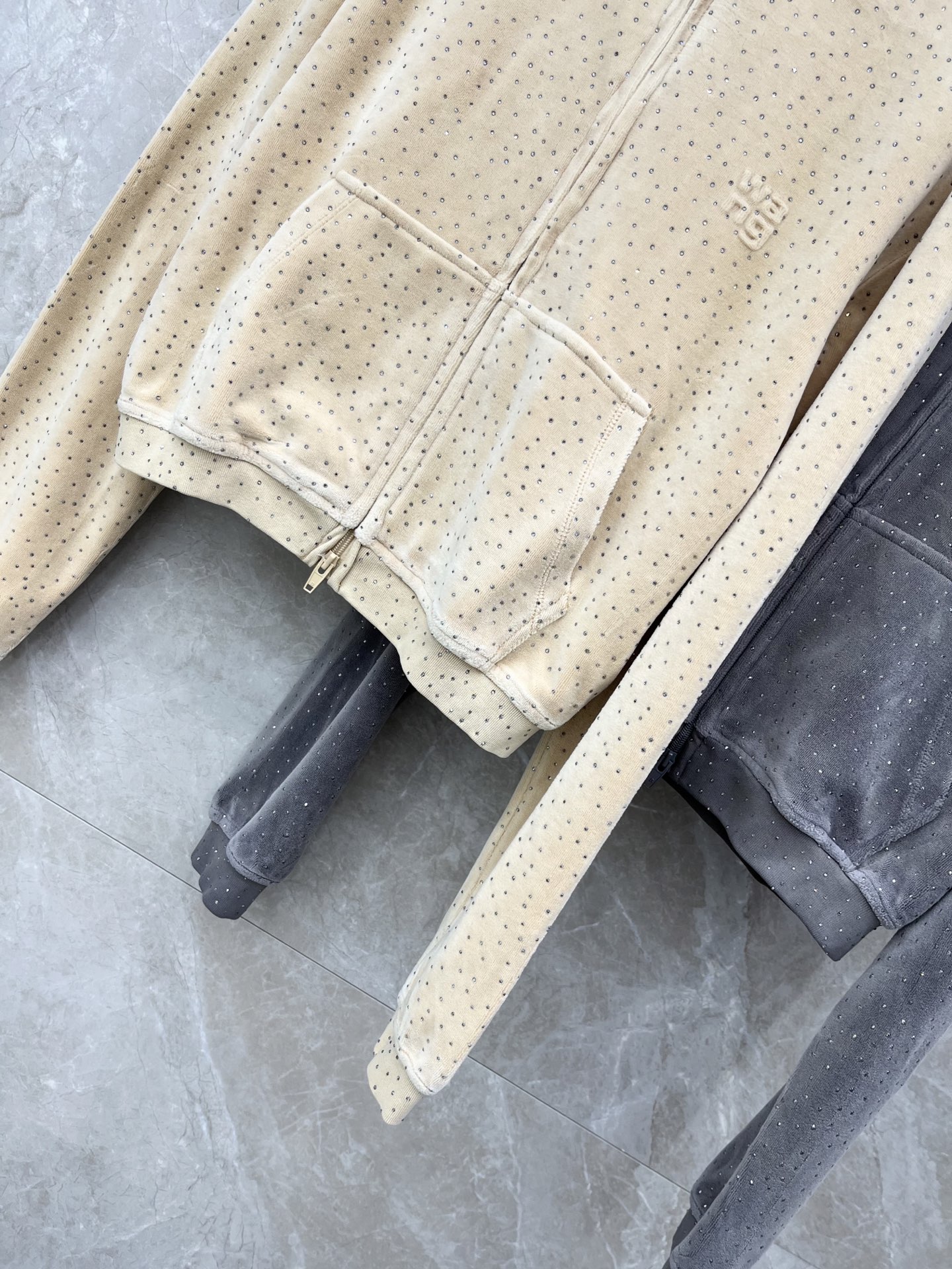 🛒𝐍𝐄𝐖 · 𝟐𝟎𝟐6/爆款现货【原版定制】Alex*｜戴帽双拉链丝绒烫钻外套 系列款精致千金风穿搭 高