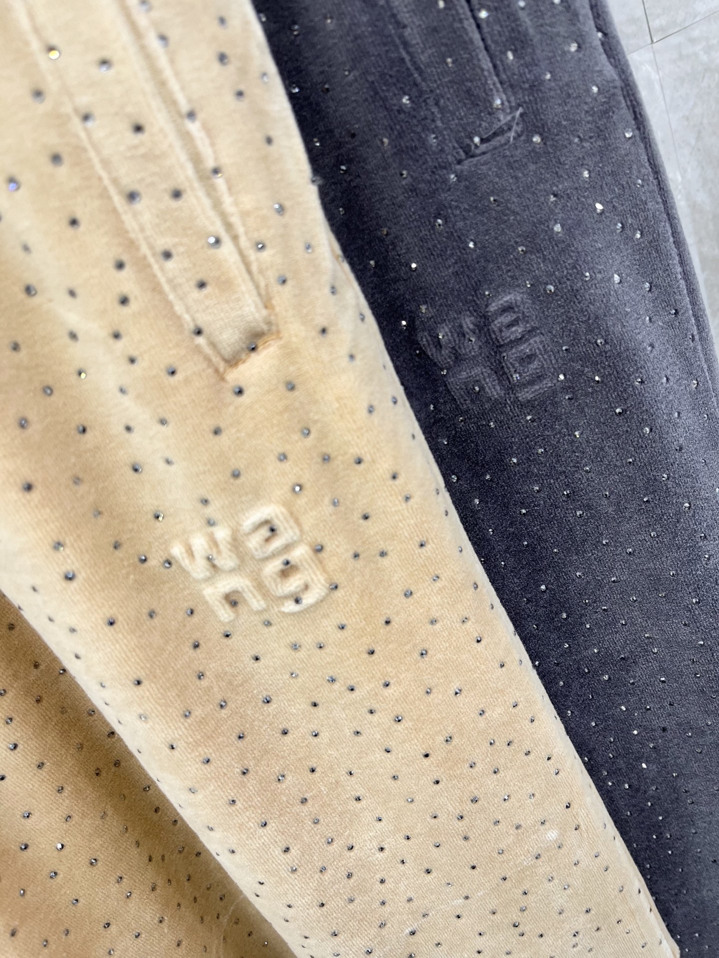 🛒𝐍𝐄𝐖 · 𝟐𝟎𝟐6/爆款现货【原版定制】Alex*｜抽绳丝绒烫钻长裤 系列款精致千金风穿搭 高腰版型