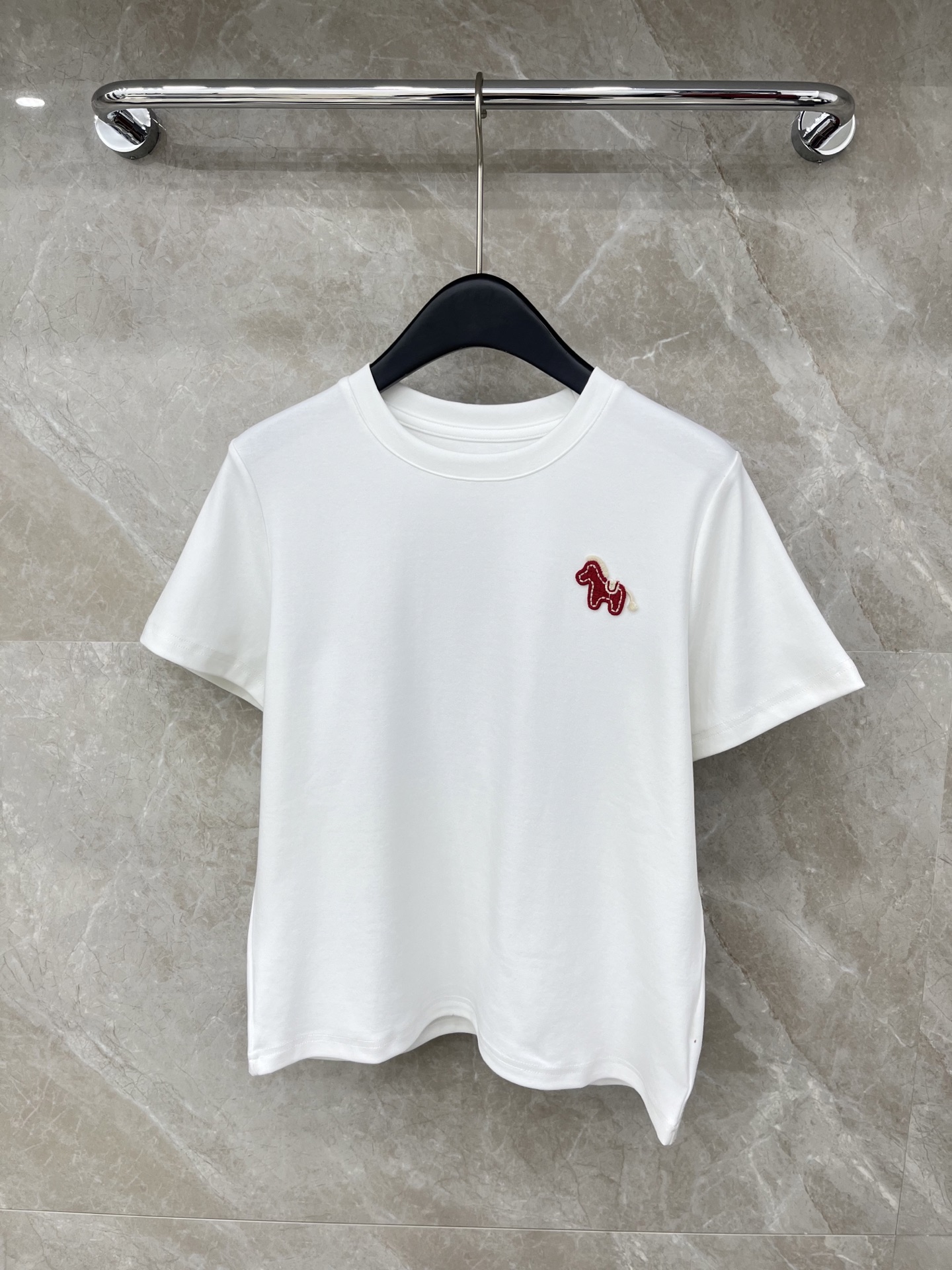 🛒𝐍𝐄𝐖 · 𝟐𝟎𝟐6/爆款现货原单品质 小众*｜26马年限定新品短袖T恤精致宽松版型上身巨显瘦！定制最