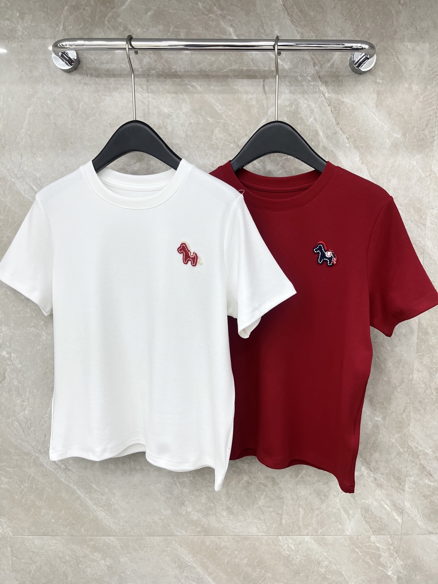 🛒𝐍𝐄𝐖 · 𝟐𝟎𝟐6/爆款现货原单品质 小众*｜26马年限定新品短袖T恤精致宽松版型上身巨显瘦！定制最