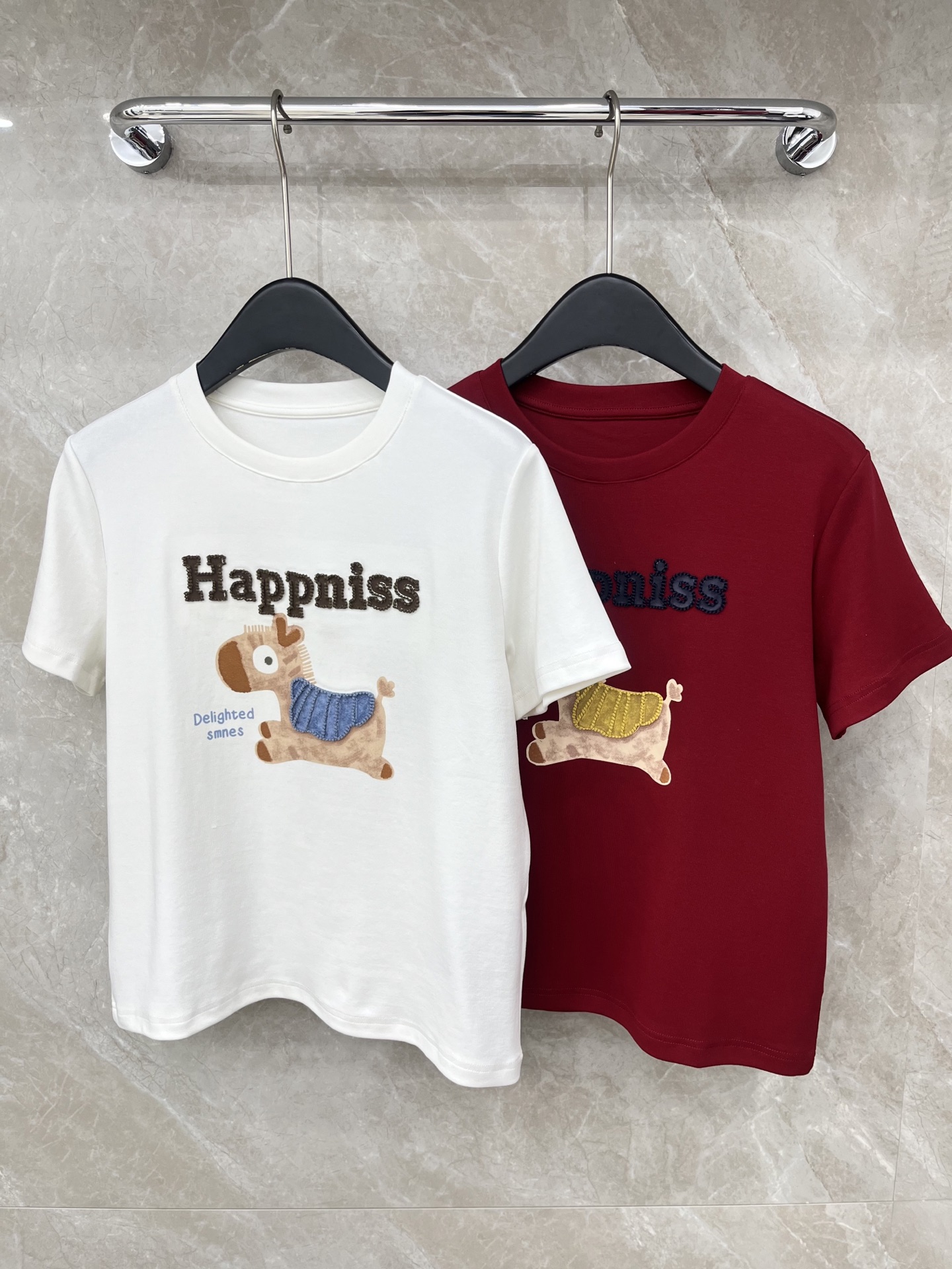 🛒𝐍𝐄𝐖 · 𝟐𝟎𝟐6/爆款现货原单品质 小众*｜26马年限定新品重工立体刺绣短袖T恤精致宽松版型上身巨