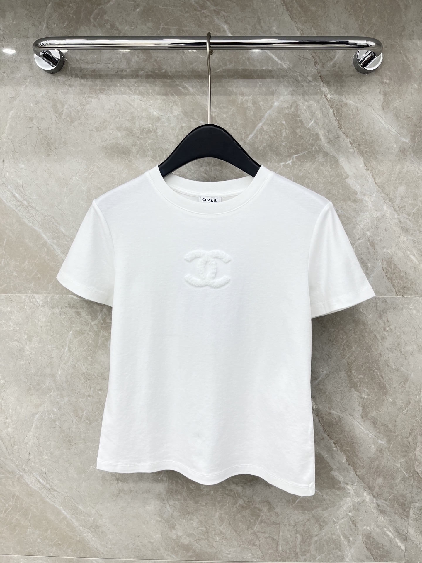 🛒𝐍𝐄𝐖 · 𝟐𝟎𝟐6/爆款现货原单品质 Cha *｜精致立体刺绣短袖T恤高订面料 亲肤透气舒适标志性字