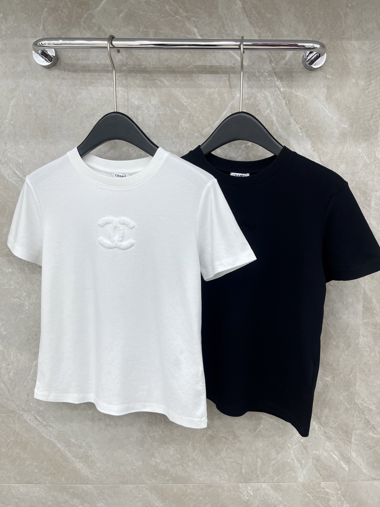 🛒𝐍𝐄𝐖 · 𝟐𝟎𝟐6/爆款现货原单品质 Cha *｜精致立体刺绣短袖T恤高订面料 亲肤透气舒适标志性字