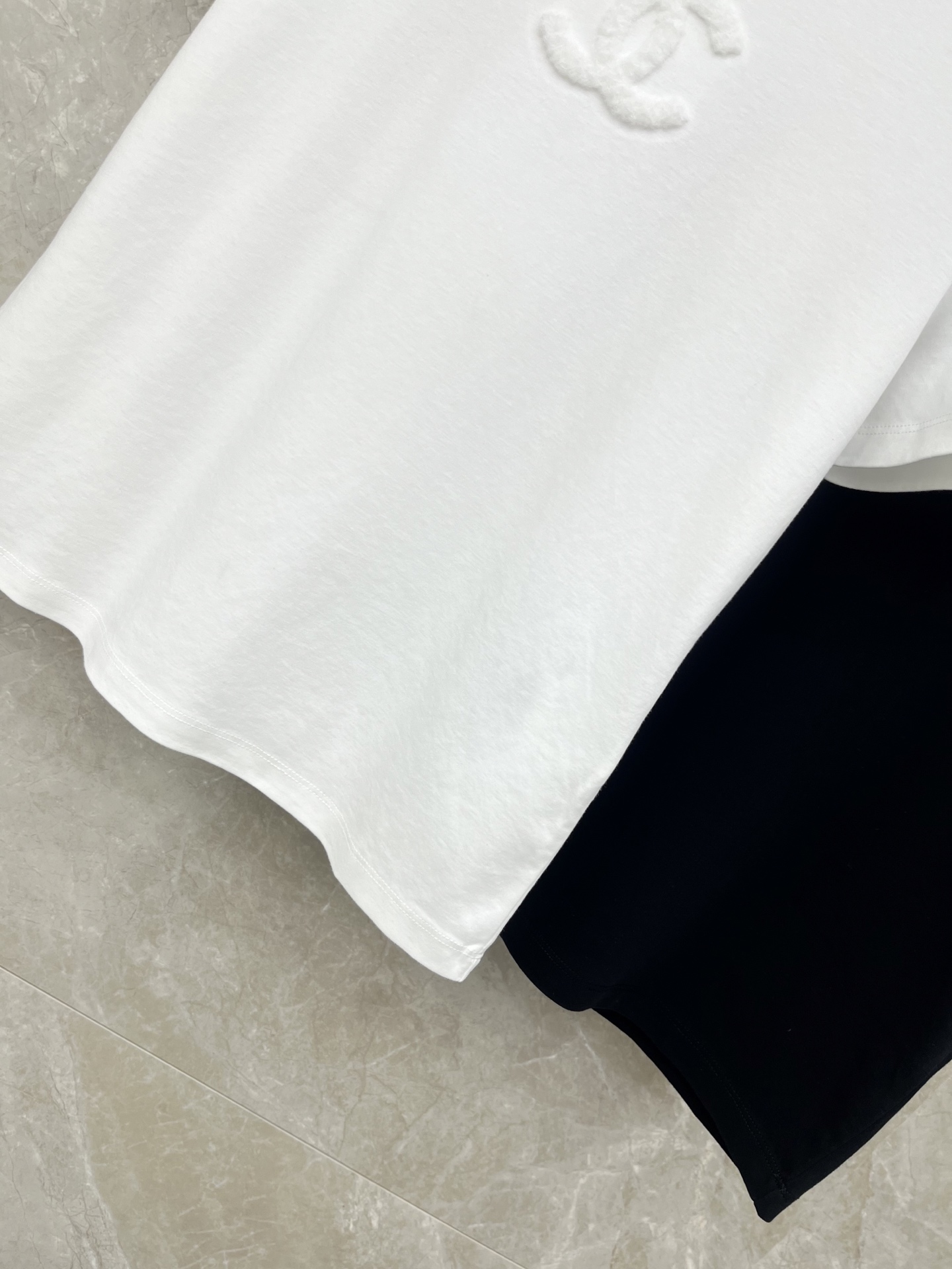 🛒𝐍𝐄𝐖 · 𝟐𝟎𝟐6/爆款现货原单品质 Cha *｜精致立体刺绣短袖T恤高订面料 亲肤透气舒适标志性字