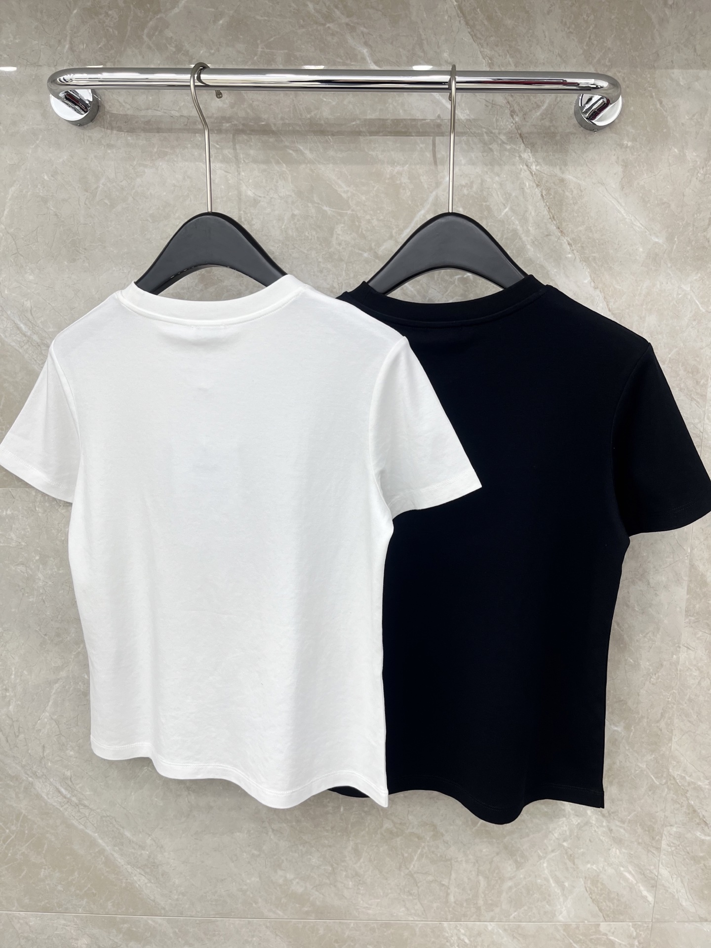 🛒𝐍𝐄𝐖 · 𝟐𝟎𝟐6/爆款现货原单品质 Cha *｜精致立体刺绣短袖T恤高订面料 亲肤透气舒适标志性字