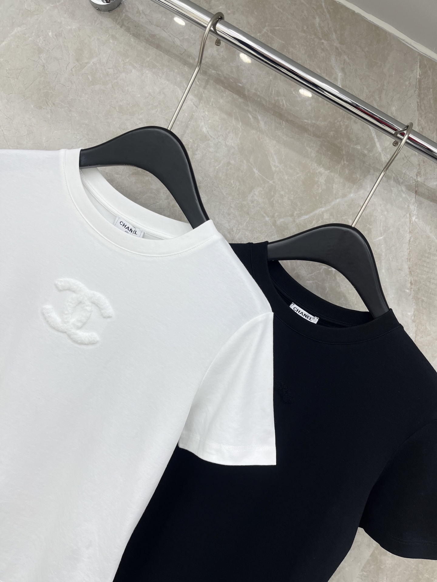 🛒𝐍𝐄𝐖 · 𝟐𝟎𝟐6/爆款现货原单品质 Cha *｜精致立体刺绣短袖T恤高订面料 亲肤透气舒适标志性字