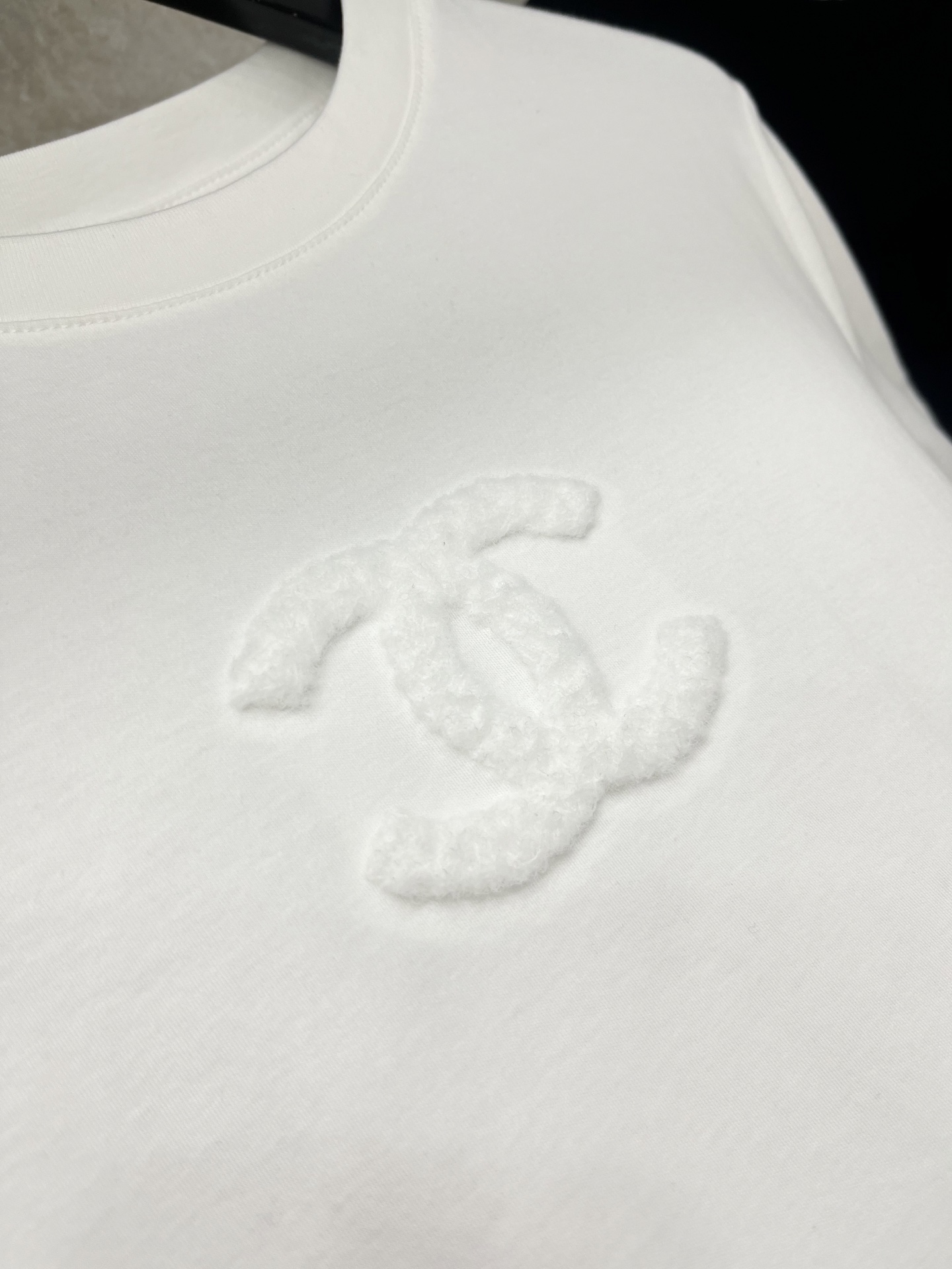 🛒𝐍𝐄𝐖 · 𝟐𝟎𝟐6/爆款现货原单品质 Cha *｜精致立体刺绣短袖T恤高订面料 亲肤透气舒适标志性字