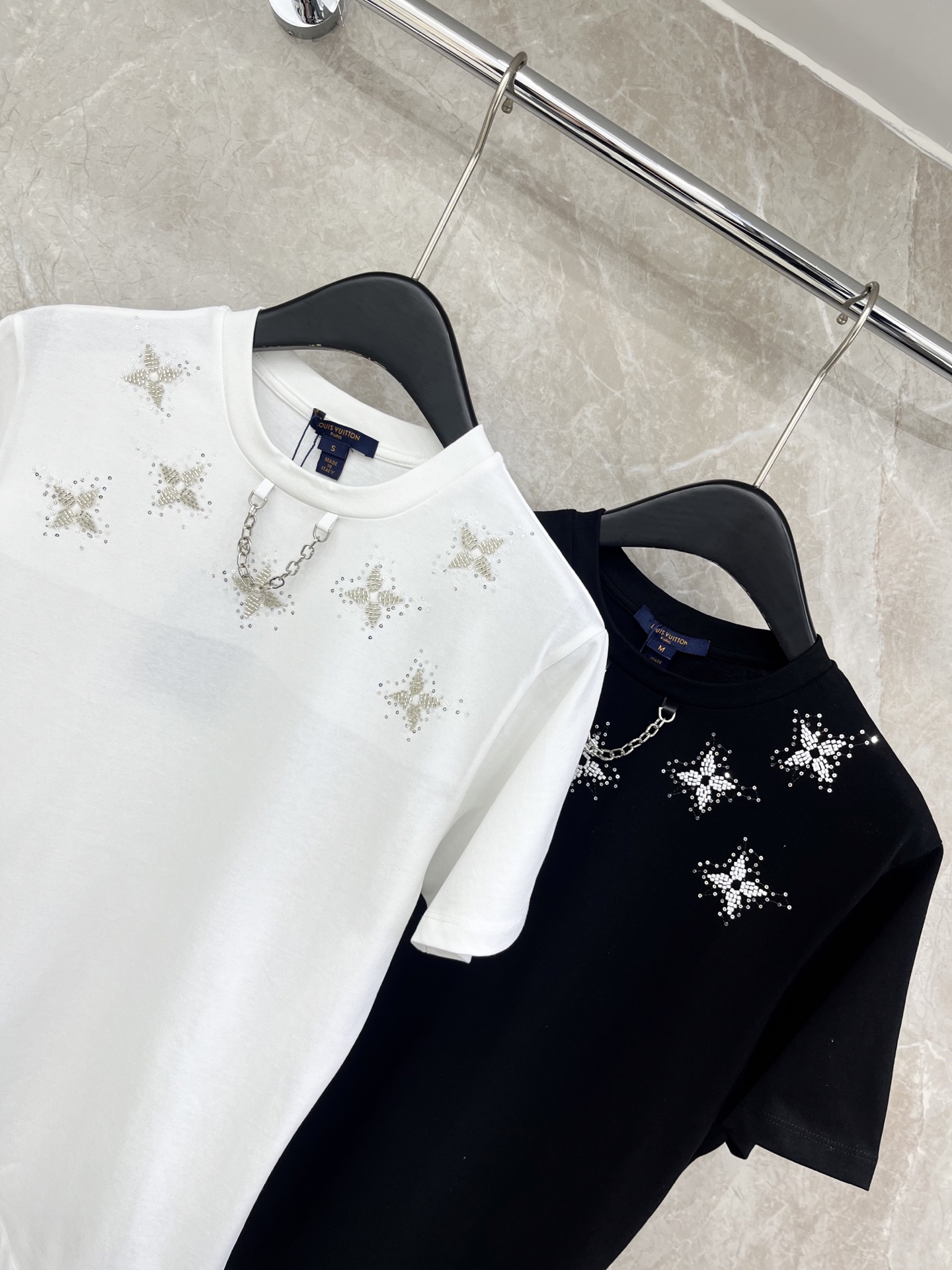 🛒𝐍𝐄𝐖 · 𝟐𝟎𝟐6/爆款现货原单品质 Lv*｜精致订珠刺绣短袖T恤高订面料 亲肤透气舒适标志性字母图