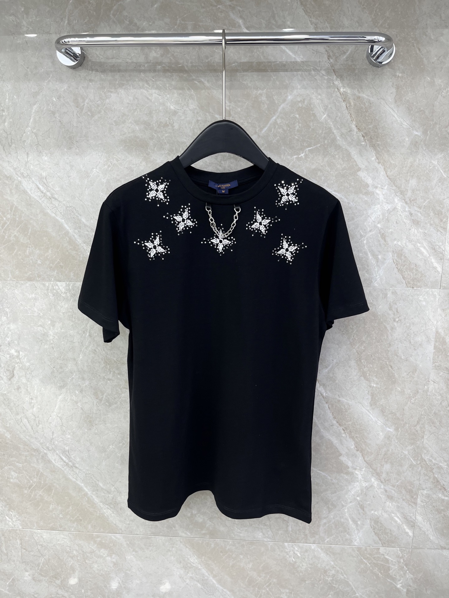 🛒𝐍𝐄𝐖 · 𝟐𝟎𝟐6/爆款现货原单品质 Lv*｜精致订珠刺绣短袖T恤高订面料 亲肤透气舒适标志性字母图