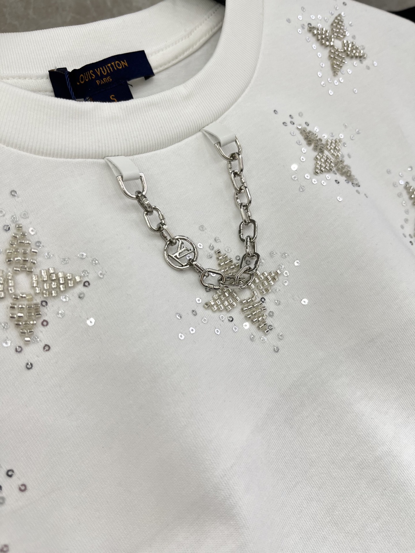 🛒𝐍𝐄𝐖 · 𝟐𝟎𝟐6/爆款现货原单品质 Lv*｜精致订珠刺绣短袖T恤高订面料 亲肤透气舒适标志性字母图